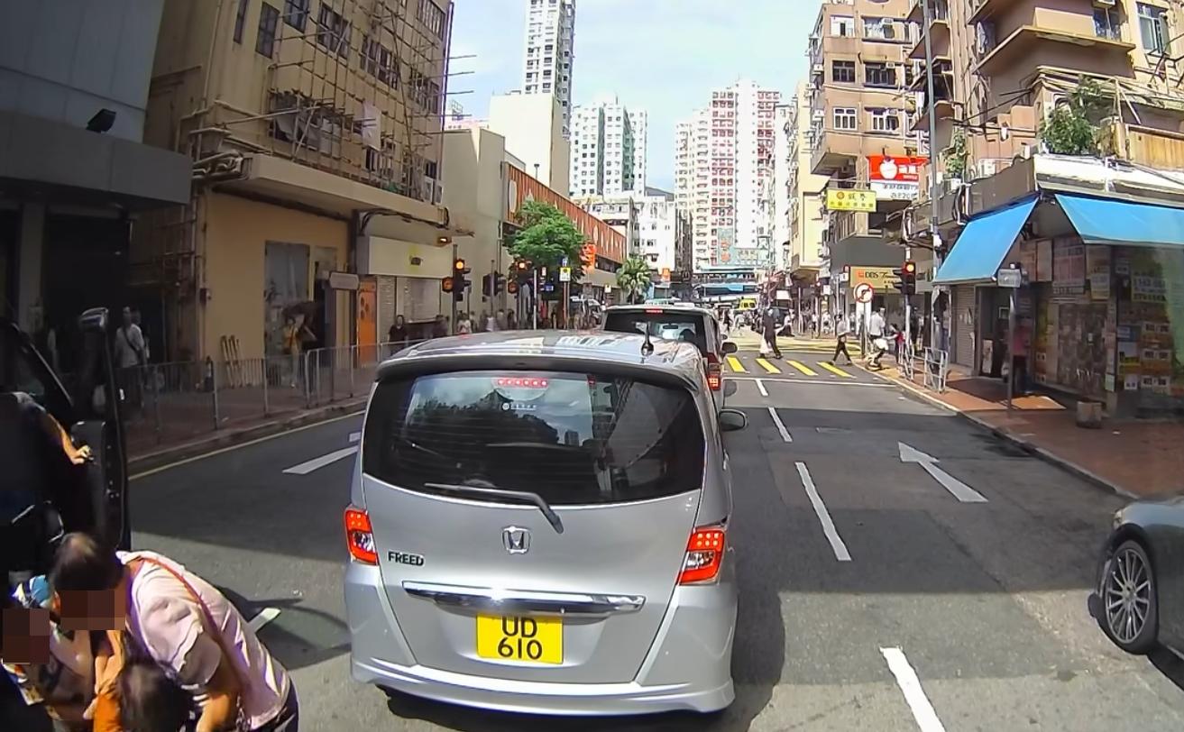 荃灣發生交通意外。(fb「車cam L(香港群組)」截圖)