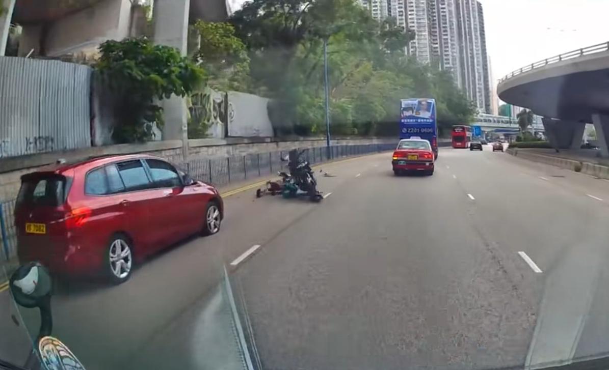 觀塘道發生車禍。(fb「車cam L(香港群組)」截圖)