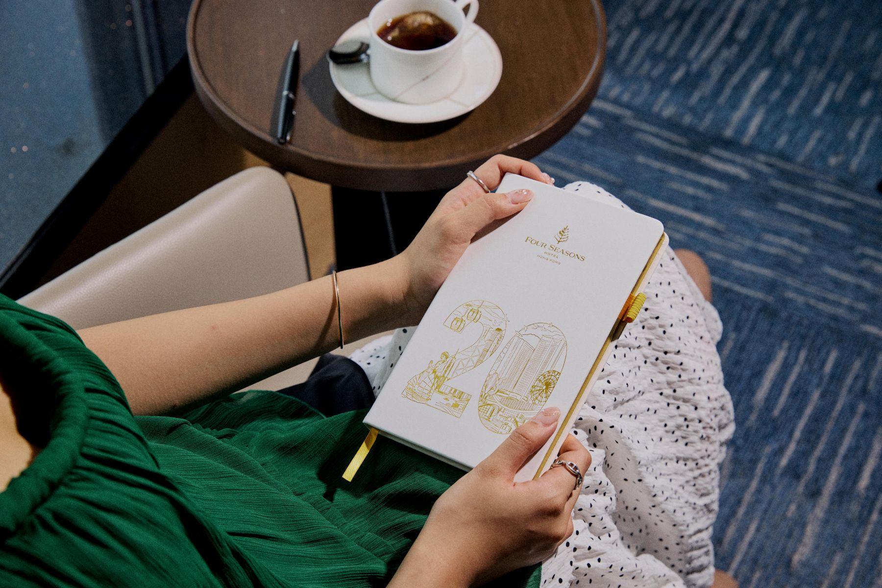 「20」周年紀念鐫刻圖案白色A5筆記本($120/本)