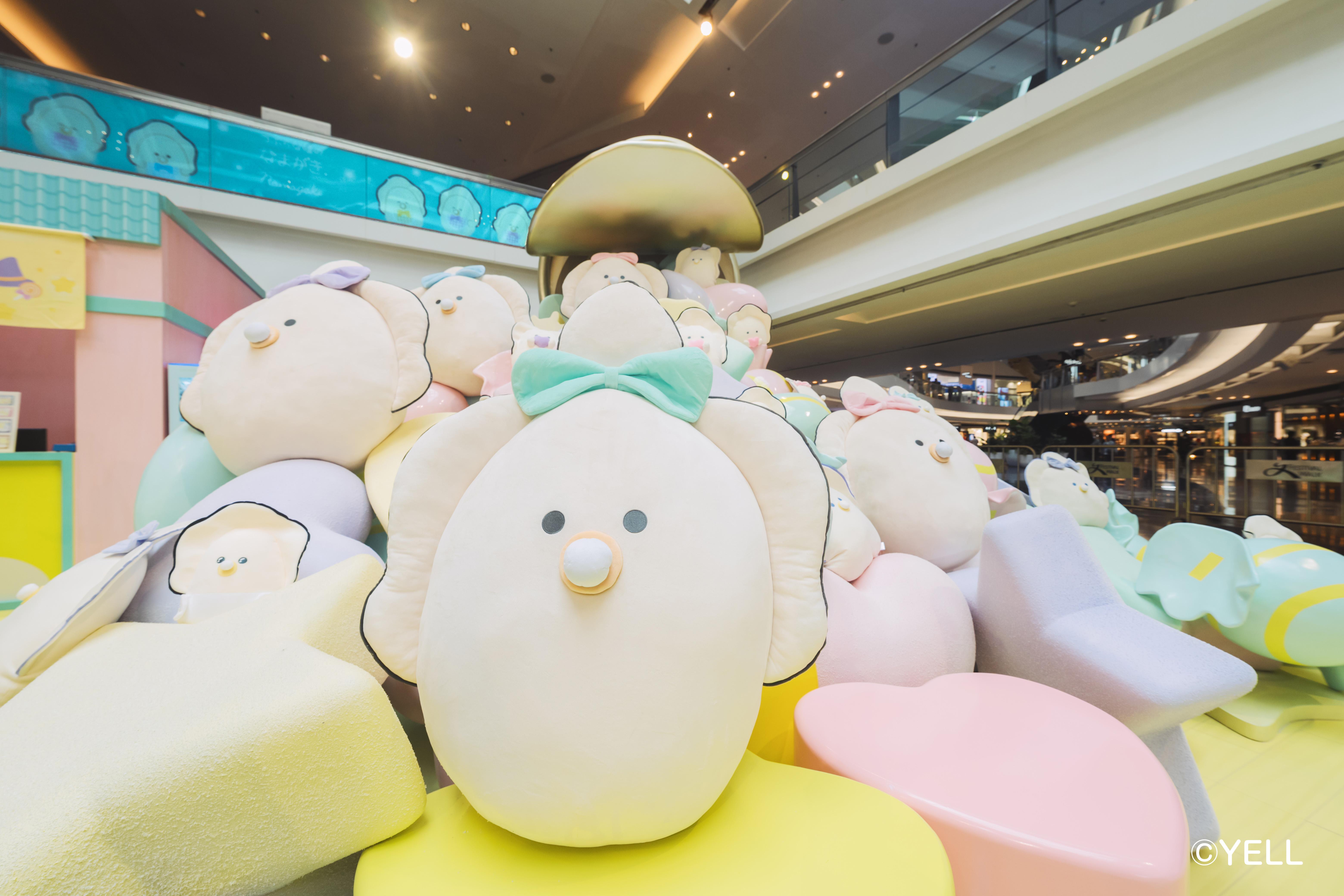 多個大小不一的生蠔BB公仔和造型可愛的糖果從罐頭傾瀉而下