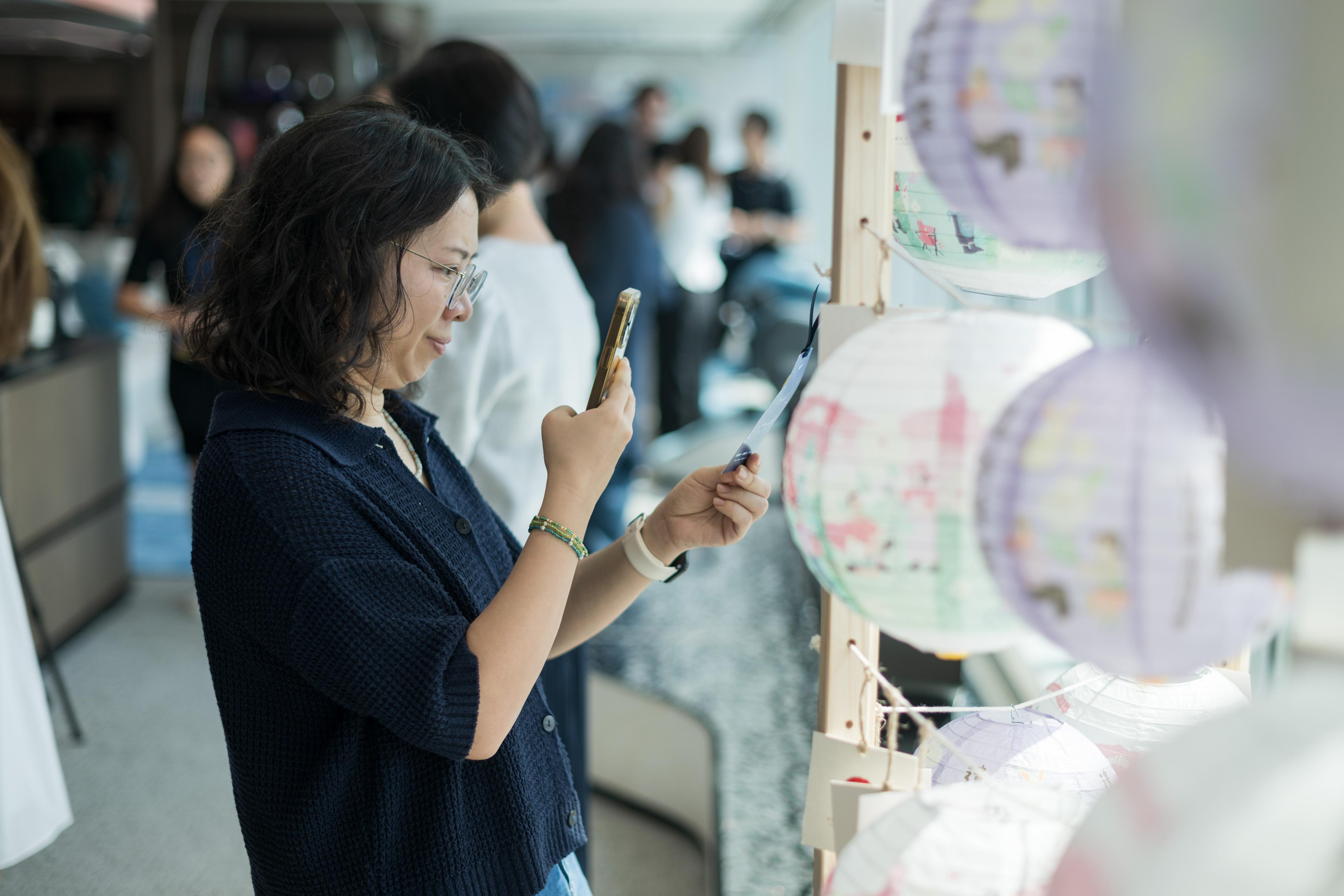 參加者在「月照未來」燈籠佈置前拍照留念