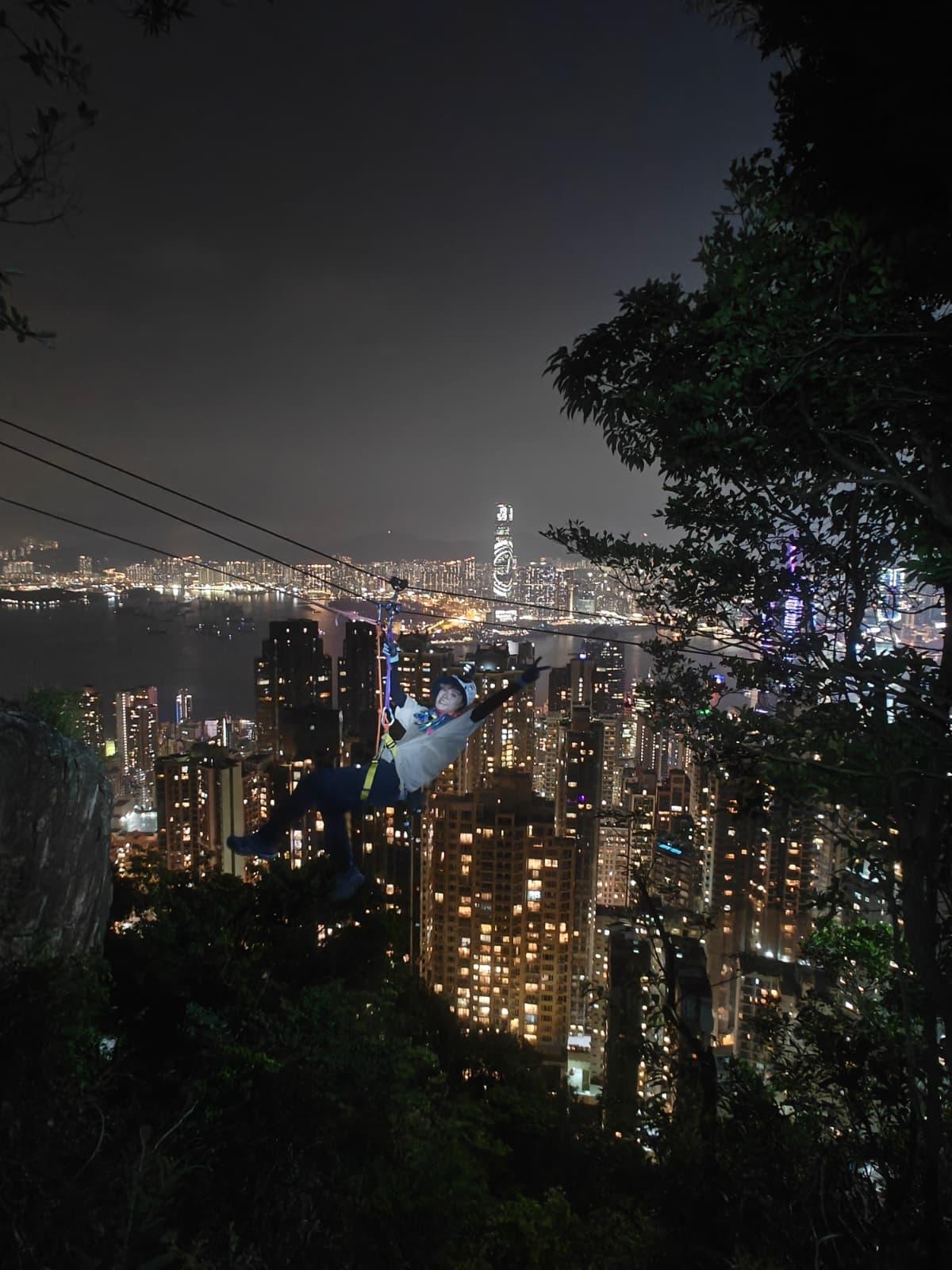 Frankie挑戰太平山夜飛索。