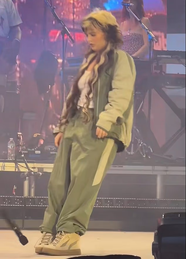 Lola Young在紐約表演時,突然暈倒在台上。