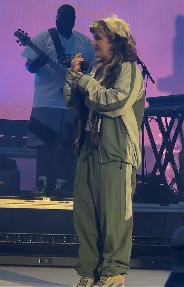 Lola Young在紐約表演時,突然暈倒在台上。