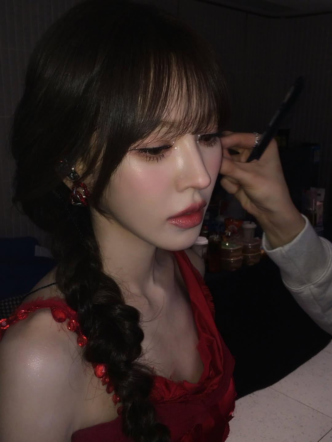 Wendy在後台補妝後再上台獻唱。