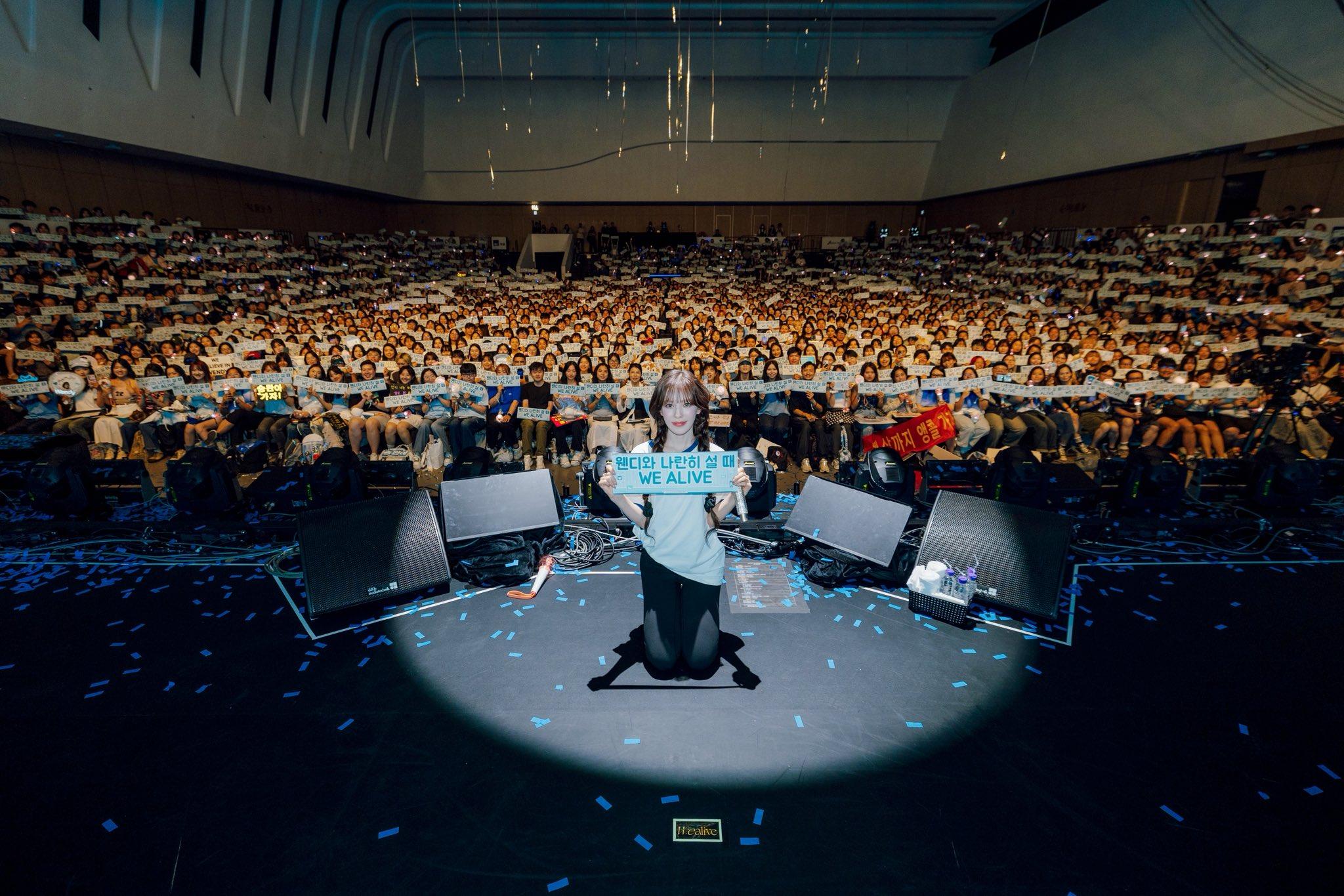 Wendy在完騷前與全場fans大合照。