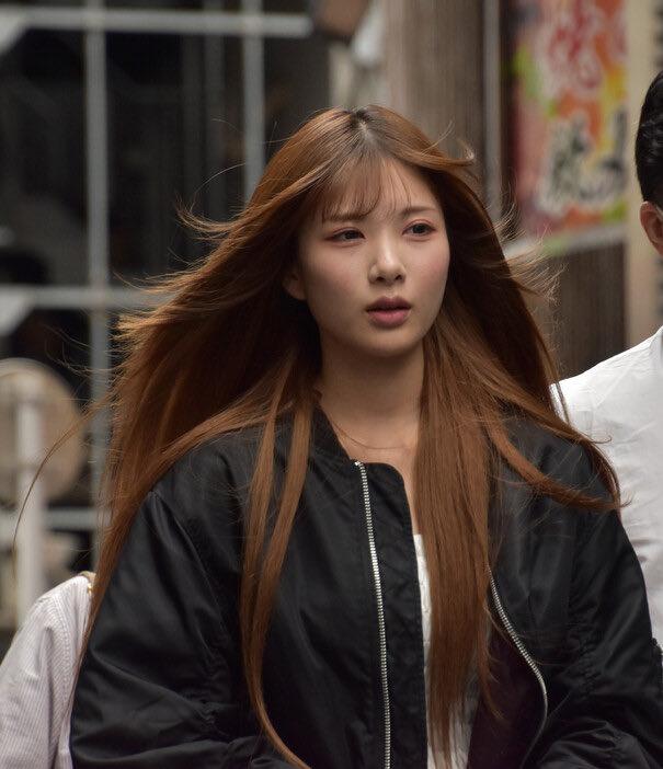 日本東京一間「女孩酒吧」被爆出店長和店員強迫女員工賣淫事件,短短三個月需接客400人,不過外界卻把焦點放於21歲女疑犯、店員田野和彩的「明星美貌」,令她備受網民熱議。(影片截圖)