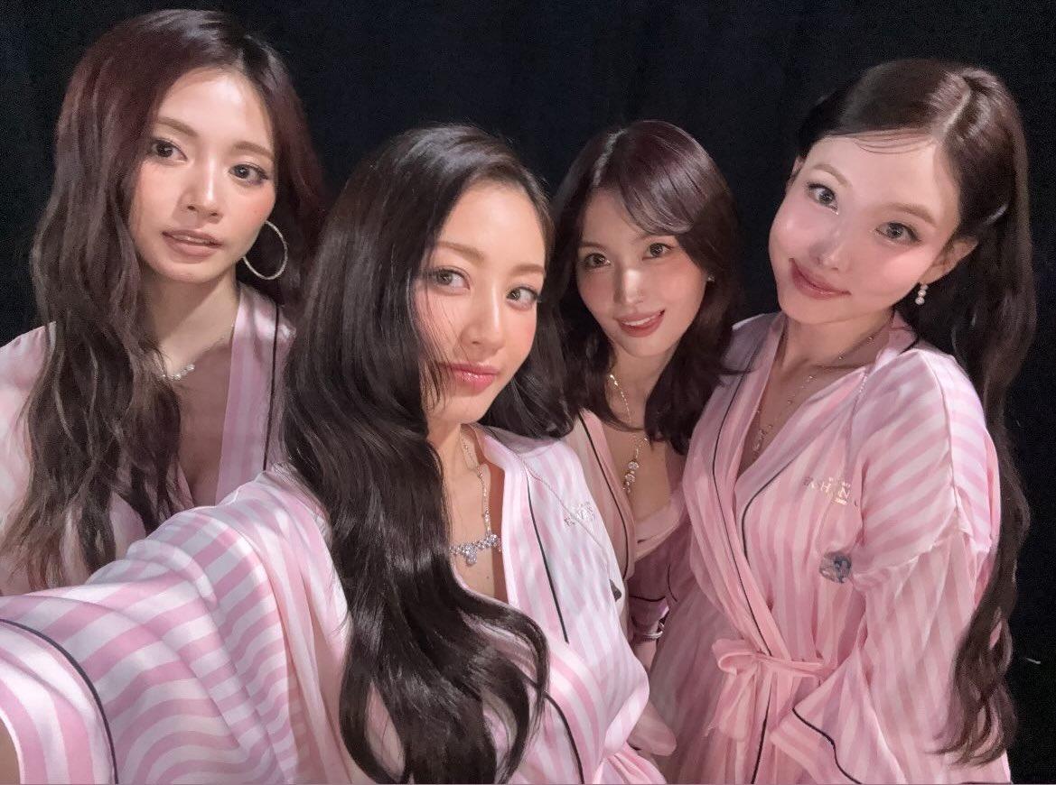 隊長志效與妹妹玩起自拍。