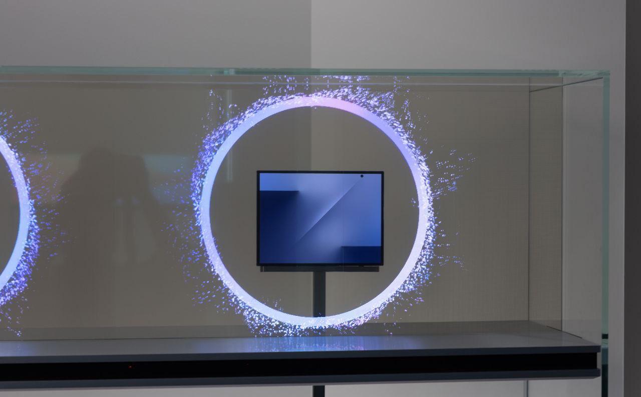 主屏摺合與開展狀態的 Z Trifold 手機,據透露主屏開展後摺痕「幾乎看不到」。