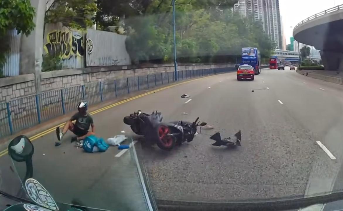 觀塘道發生車禍。(fb「車cam L(香港群組)」截圖)