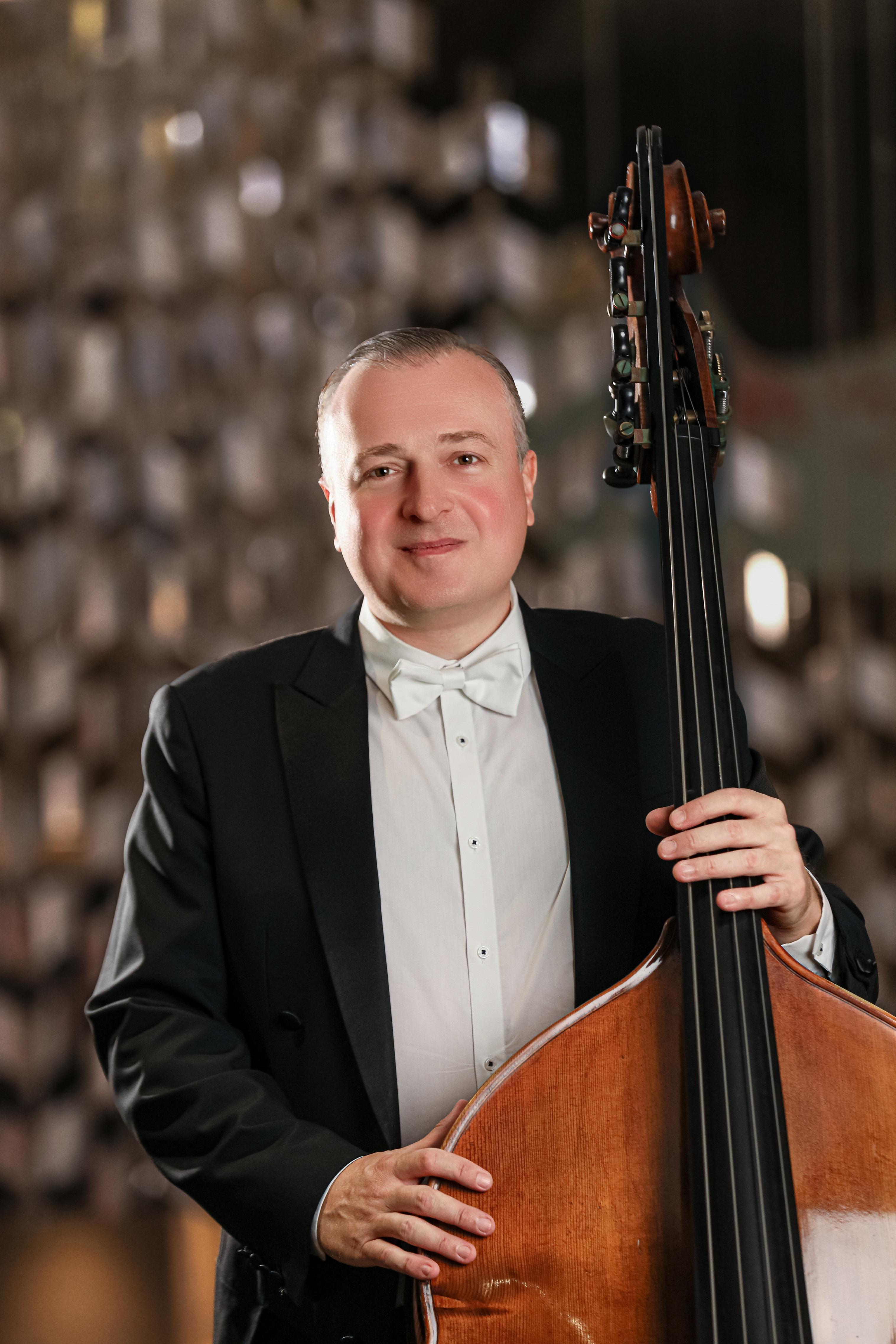 低音大提琴家George Lomdaridze,演奏會裡有獨奏部分。