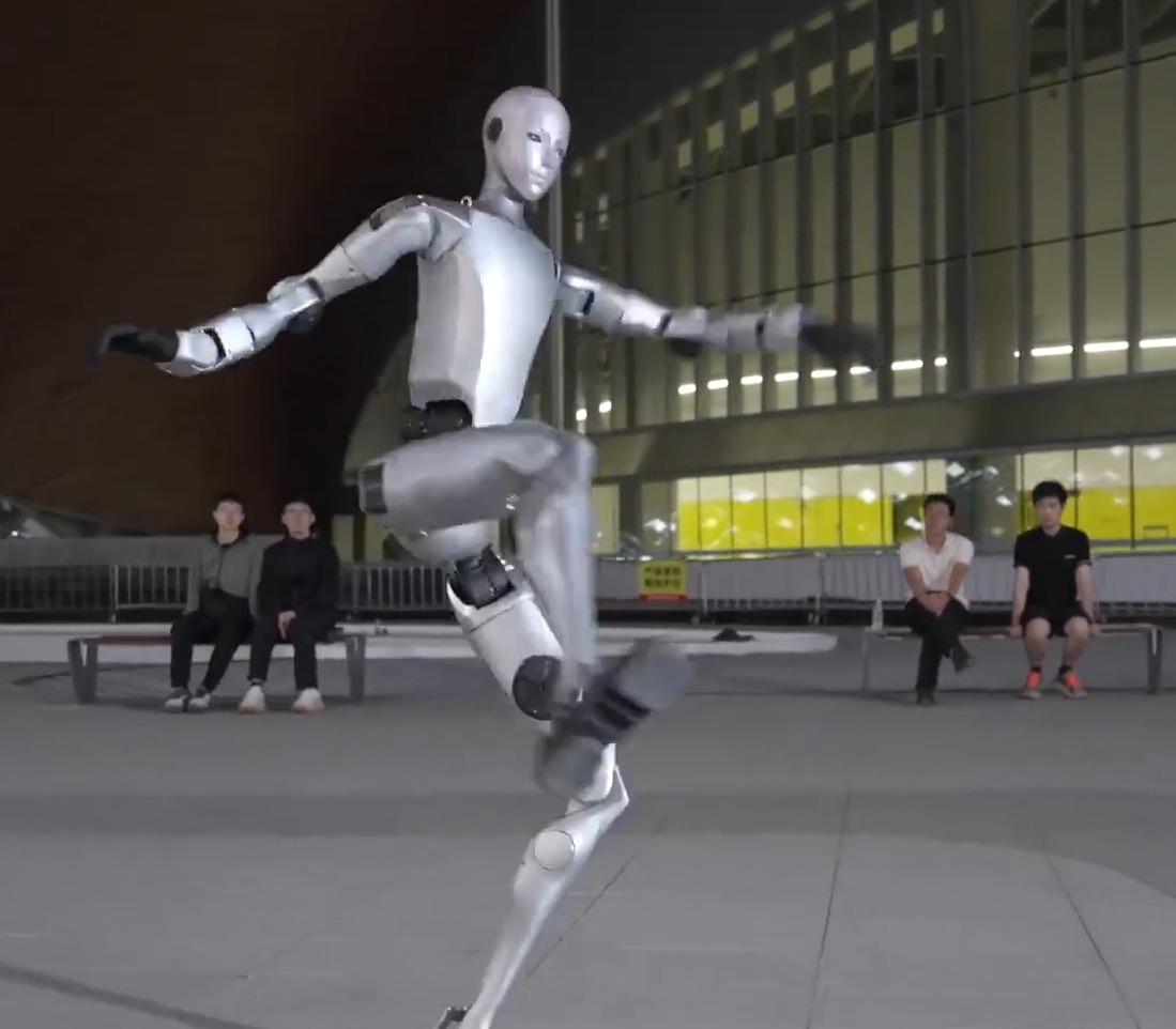 H2機械人打功夫時,可以起飛腳而沒有失平衡。(宇樹科技微博)