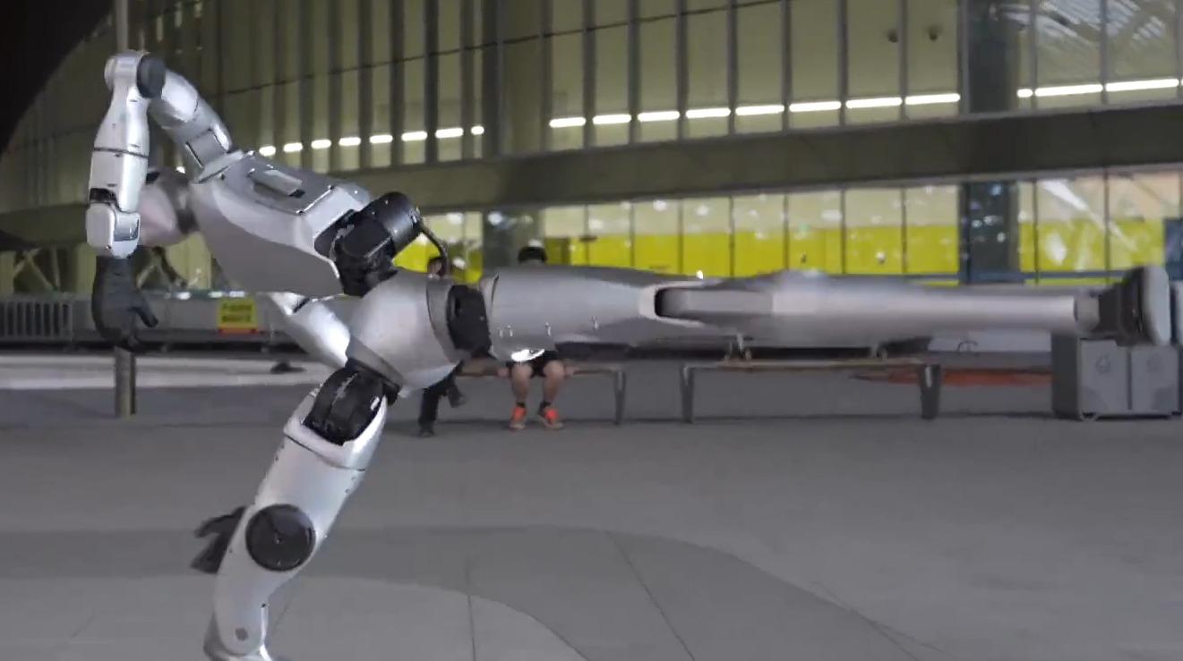 H2機械人打功夫時,可以出腳而不倒地。(宇樹科技微博)