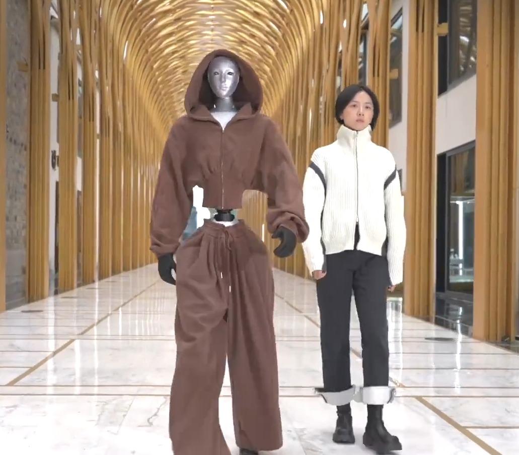 H2機械人可以行時裝表演。(宇樹科技微博)