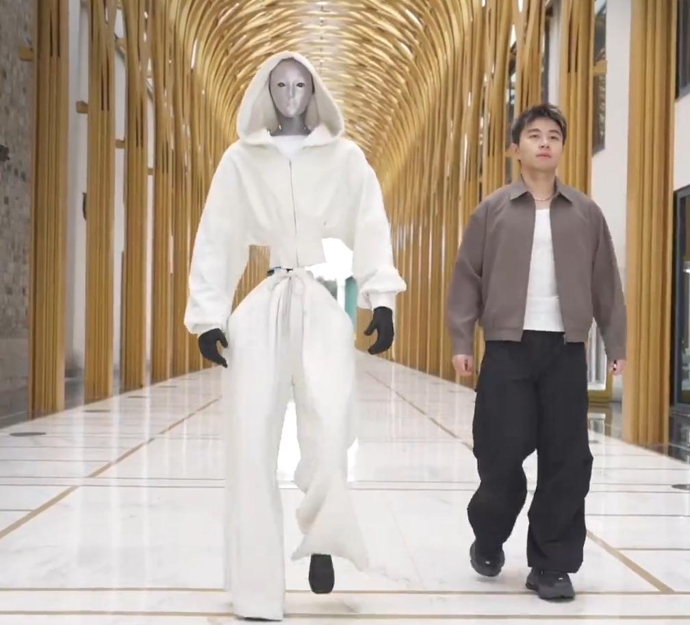 H2機械人可以行時裝表演。(宇樹科技微博)