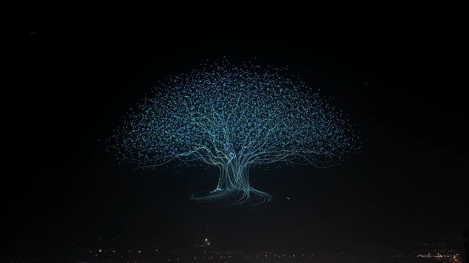 無人機點亮一棵樹,無數煙花從樹枝上如流蘇般掉落。