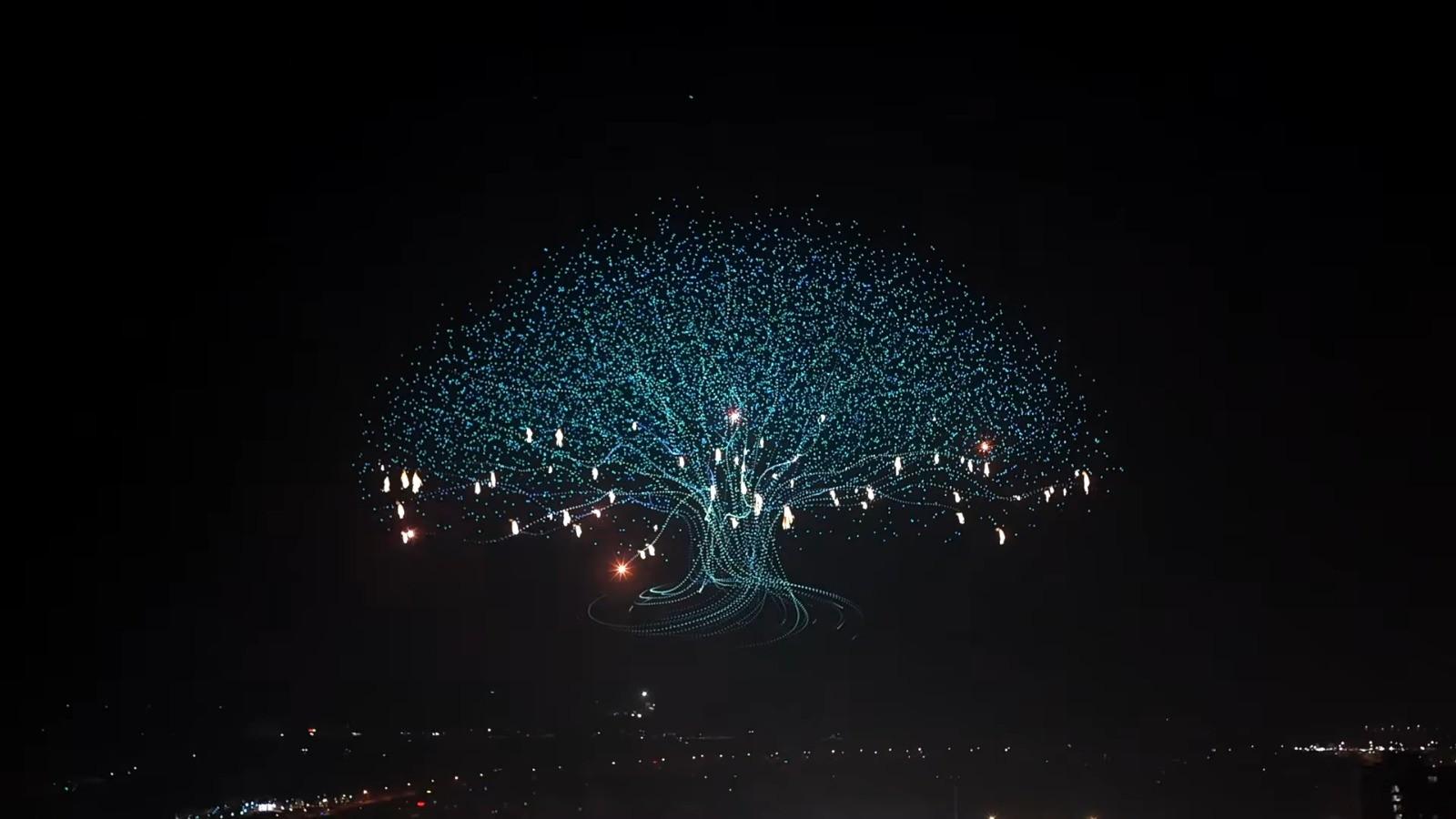 無人機點亮一棵樹,無數煙花從樹枝上如流蘇般掉落。