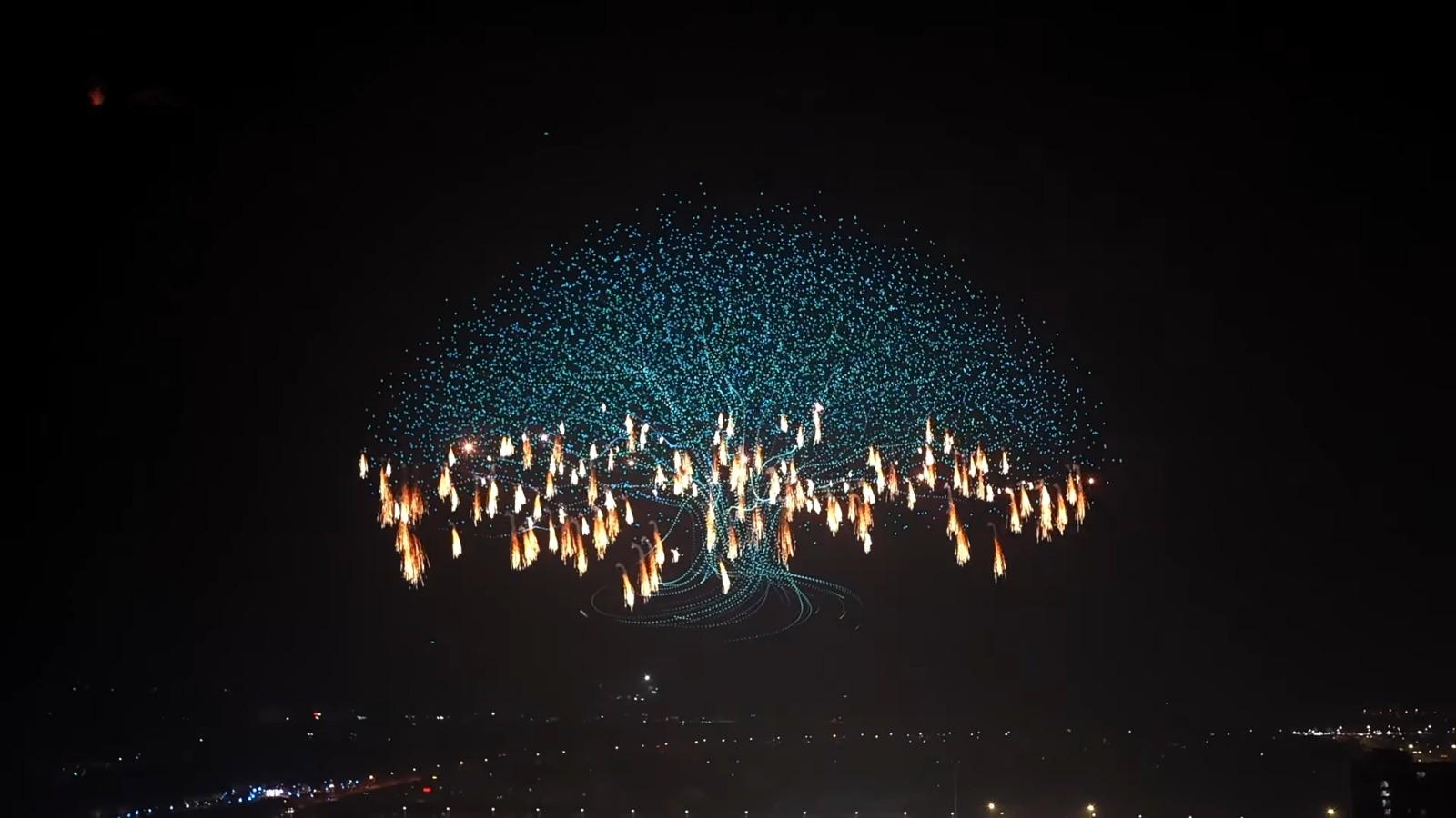 無人機點亮一棵樹,無數煙花從樹枝上如流蘇般掉落。