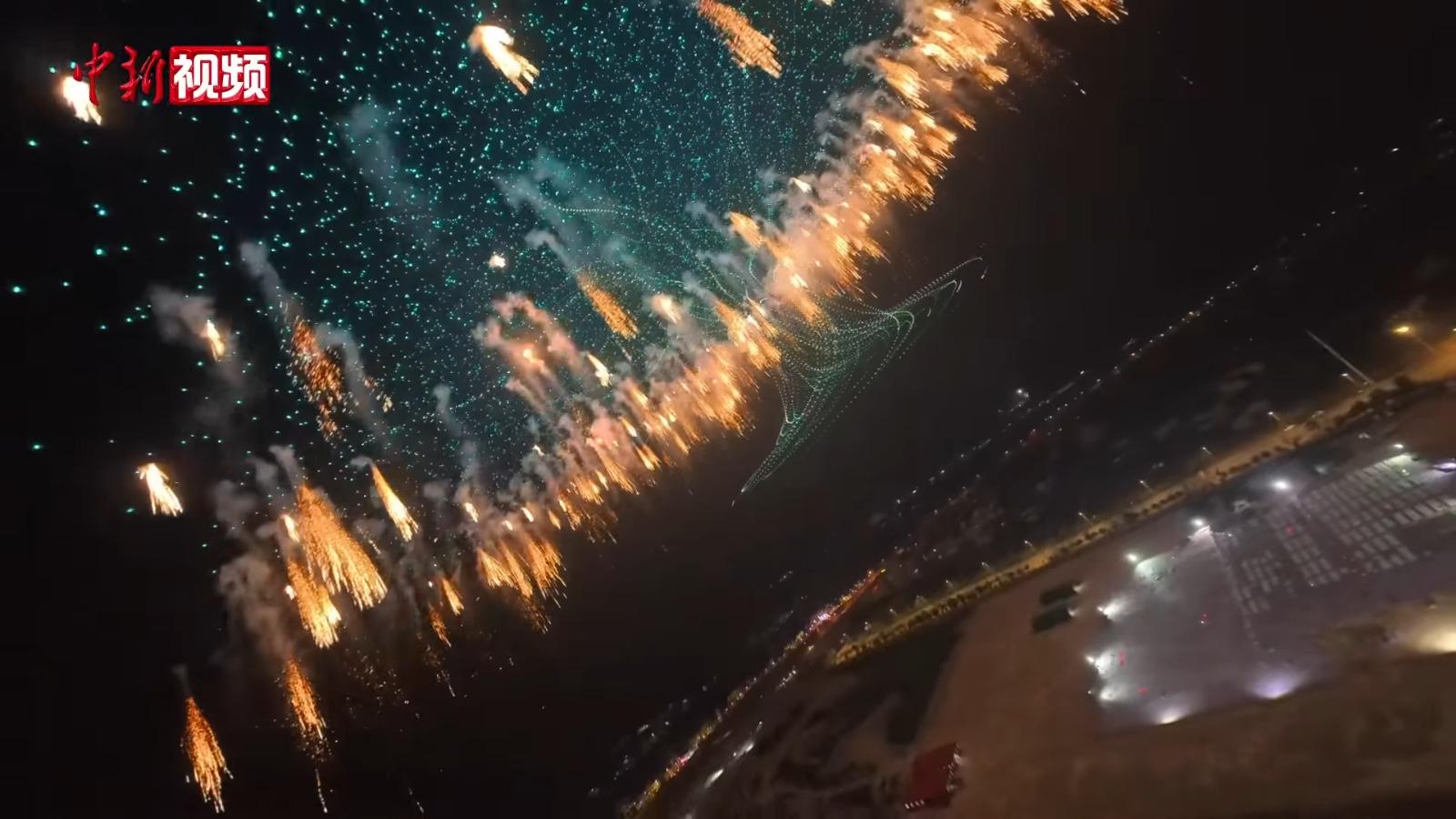 無人機點亮一棵樹,無數煙花從樹枝上如流蘇般掉落。