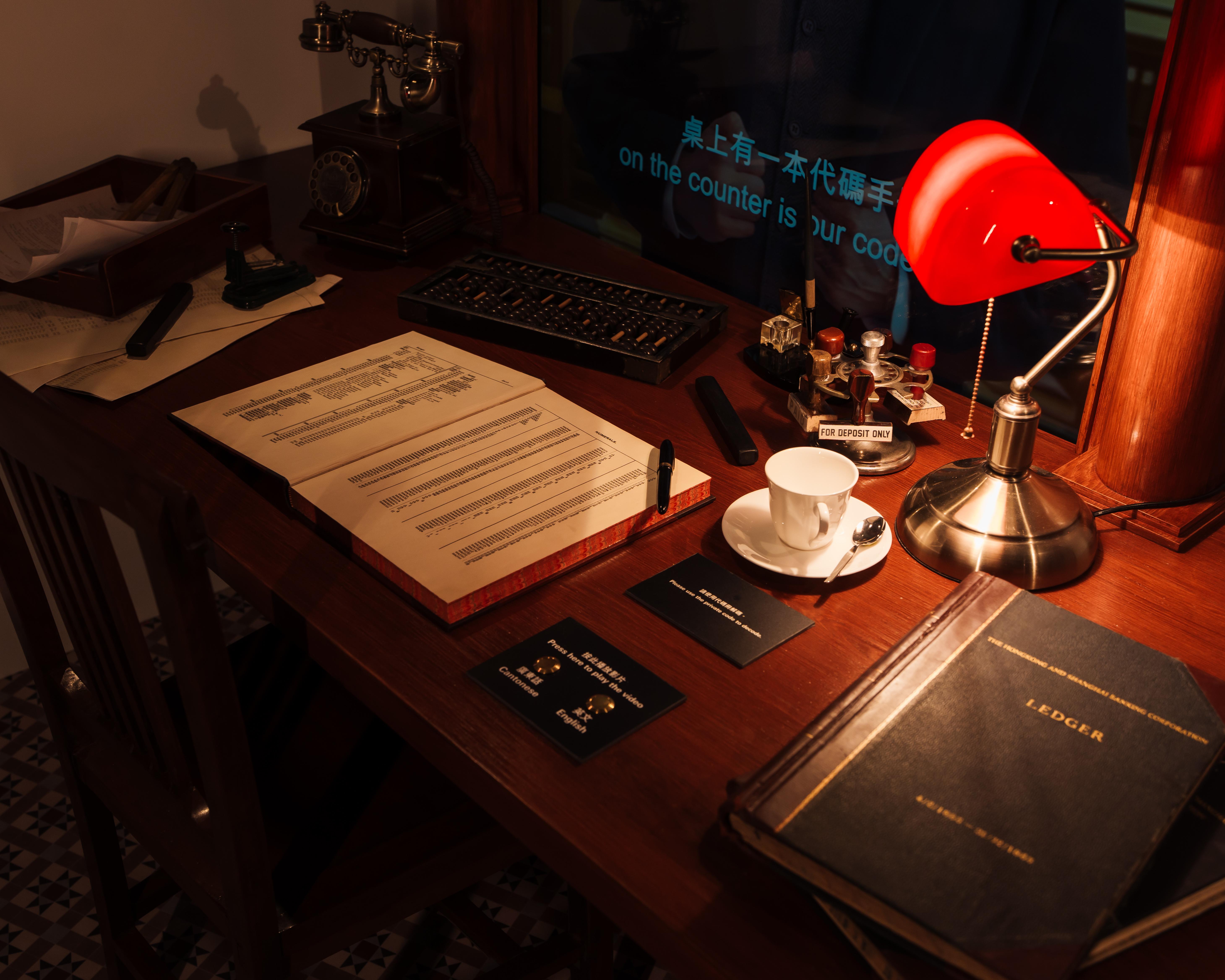 以1865至1934年的櫃枱為例,來賓可透過解密賬簿中的隱藏訊息,了解早期銀行如何透過加密通訊保障客戶資產安全。