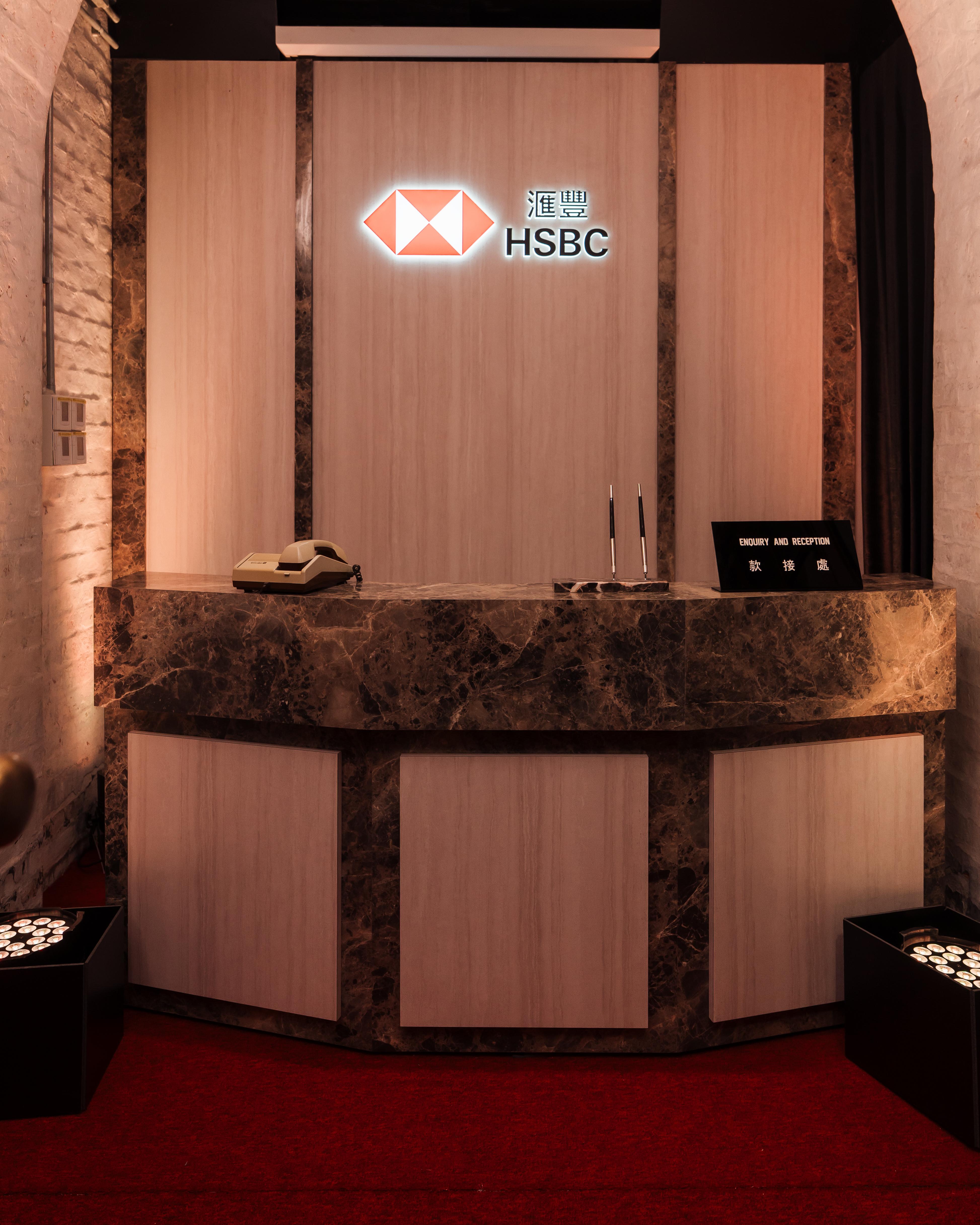 「接待處」高度還原80年代細節,特別採用仿大理石紋理材料重現當年銀行接待櫃枱。