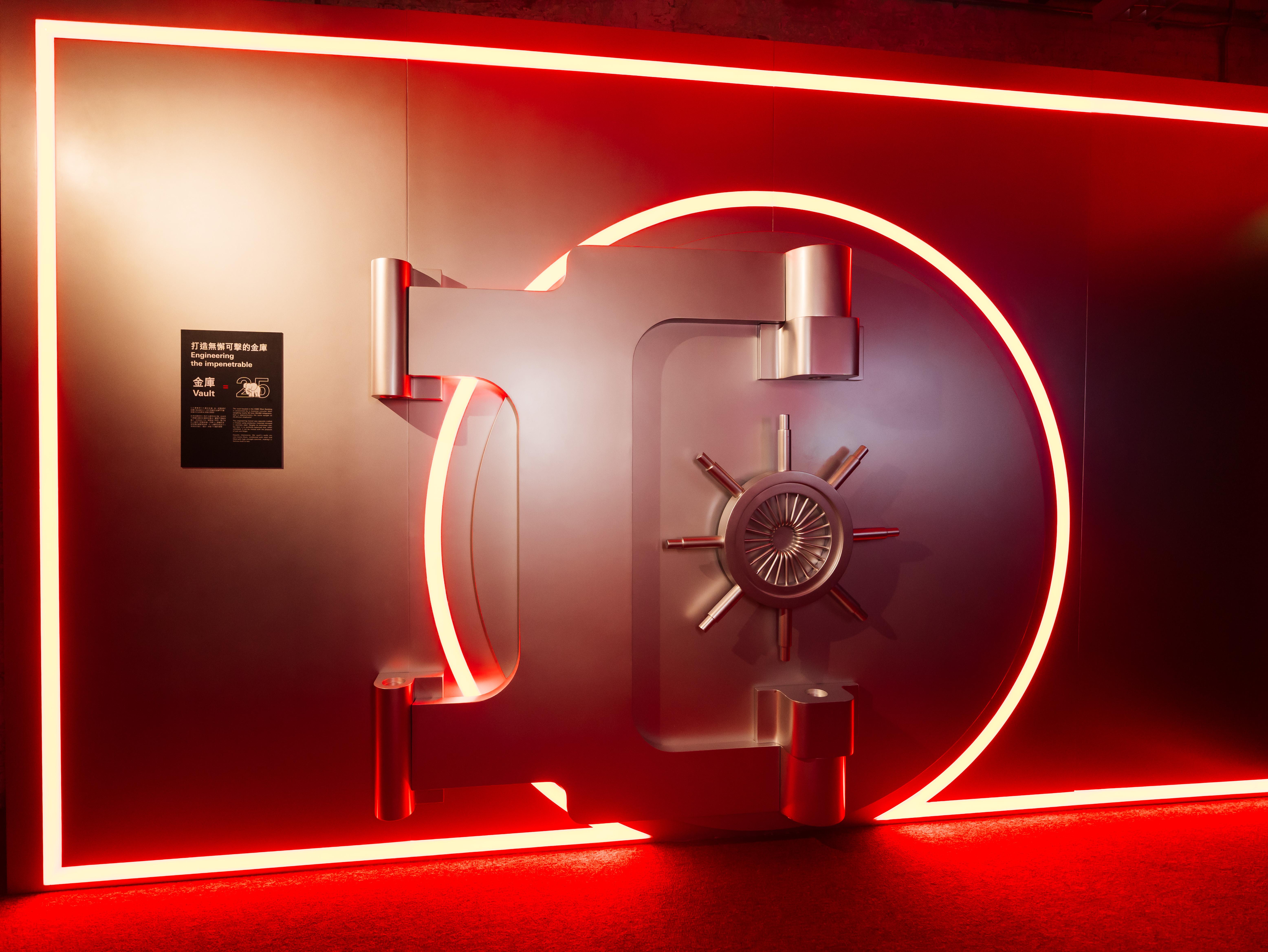 這道模擬的巨型圓形金庫門,靈感源自皇后大道中一號滙豐的歷史金庫。此門的原型由法國工藝精密打造,重量近50噸,卻能以單指輕盈推動。