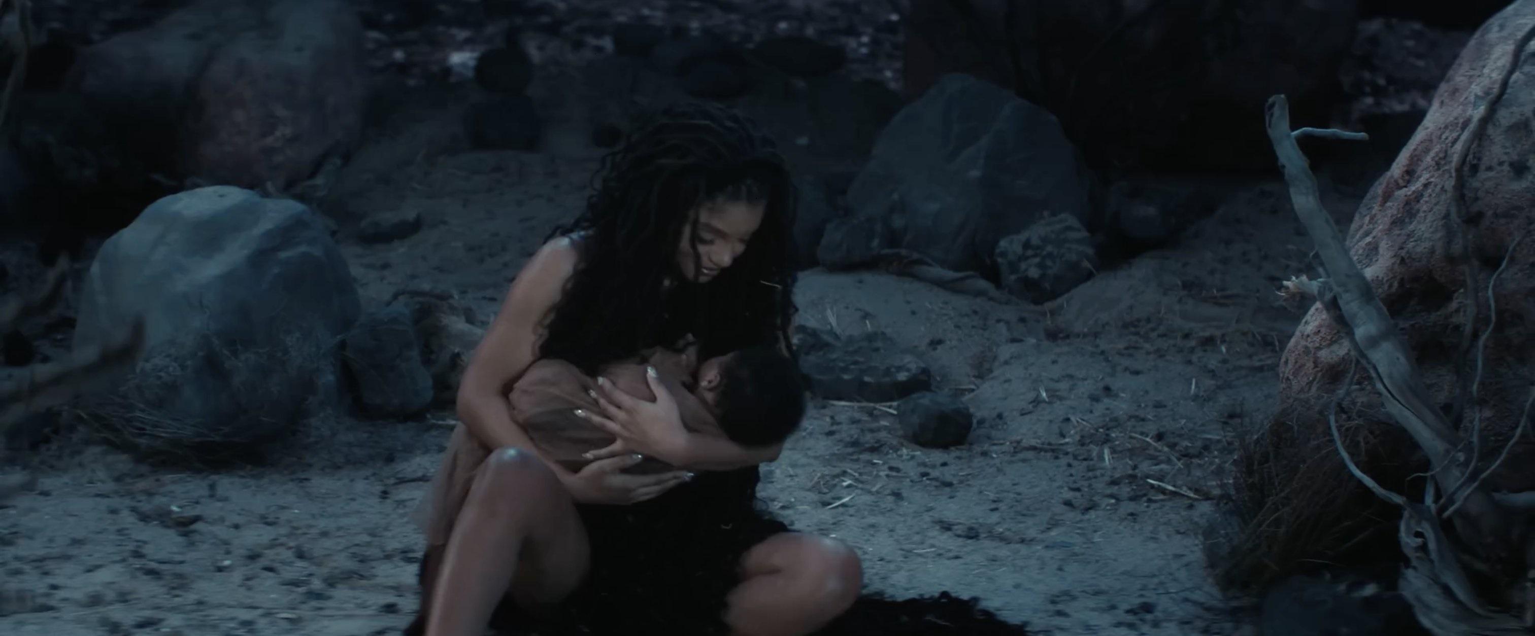 Halle曾抱兒子Halo,在《In Your Hands》MV中亮相。