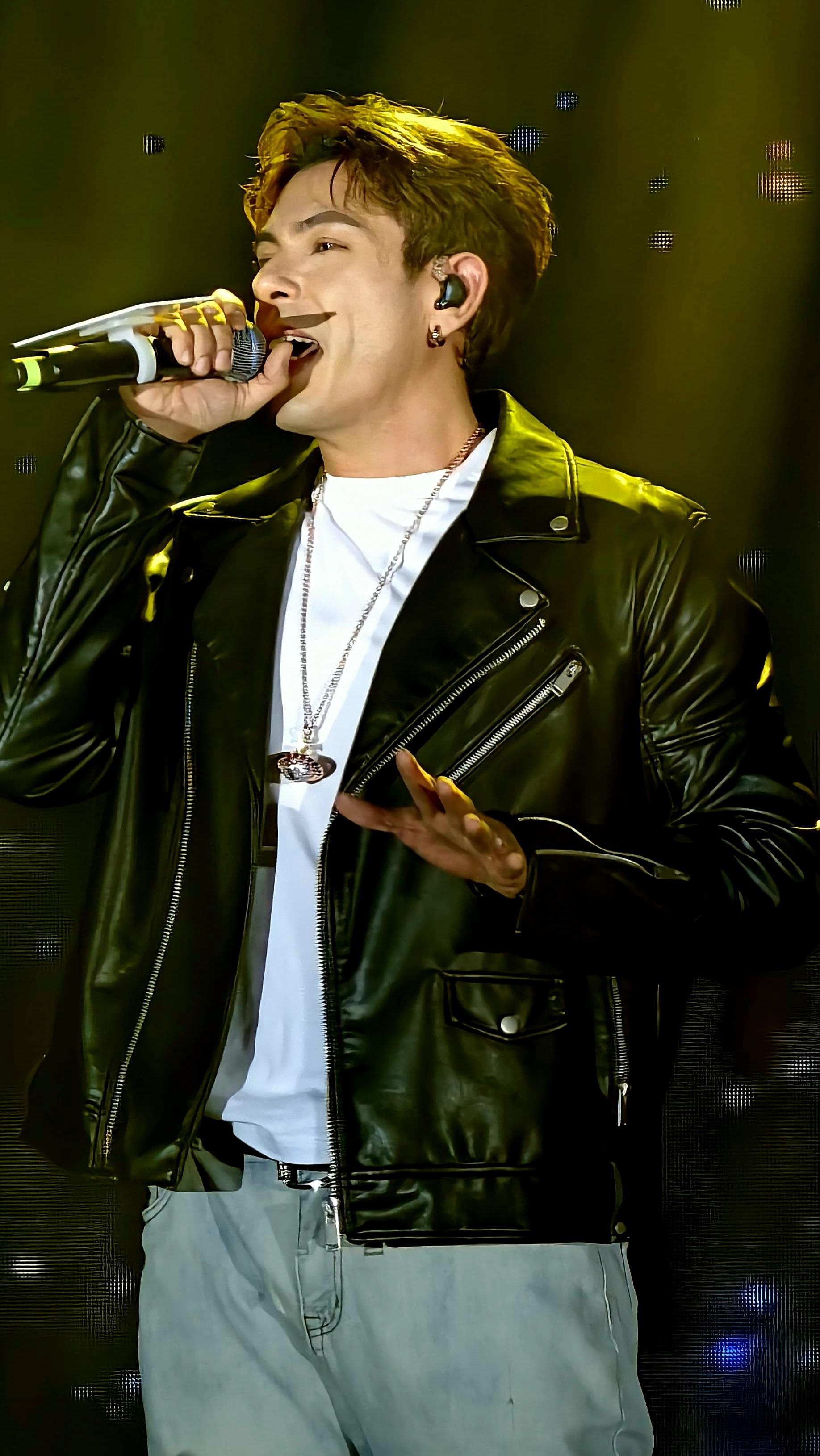 German台上獻唱今年派台歌《Follow Me》。