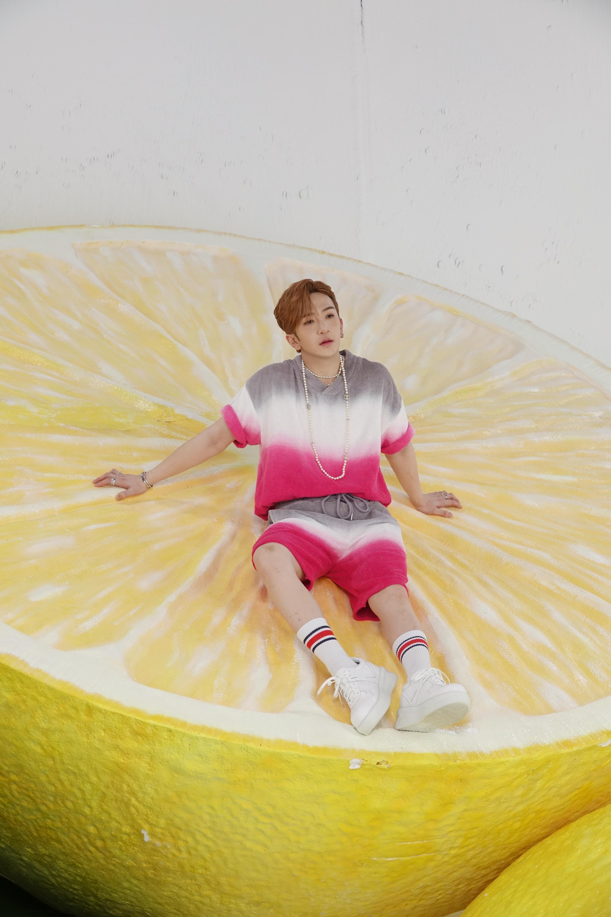 Anson Lo在新歌《Lemonade》MV嘗試色彩繽粉的造型,沒想到引來迴響。