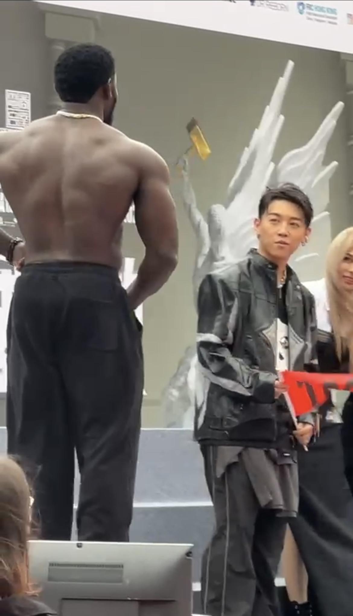 MC張天賦打量健美先生MC。