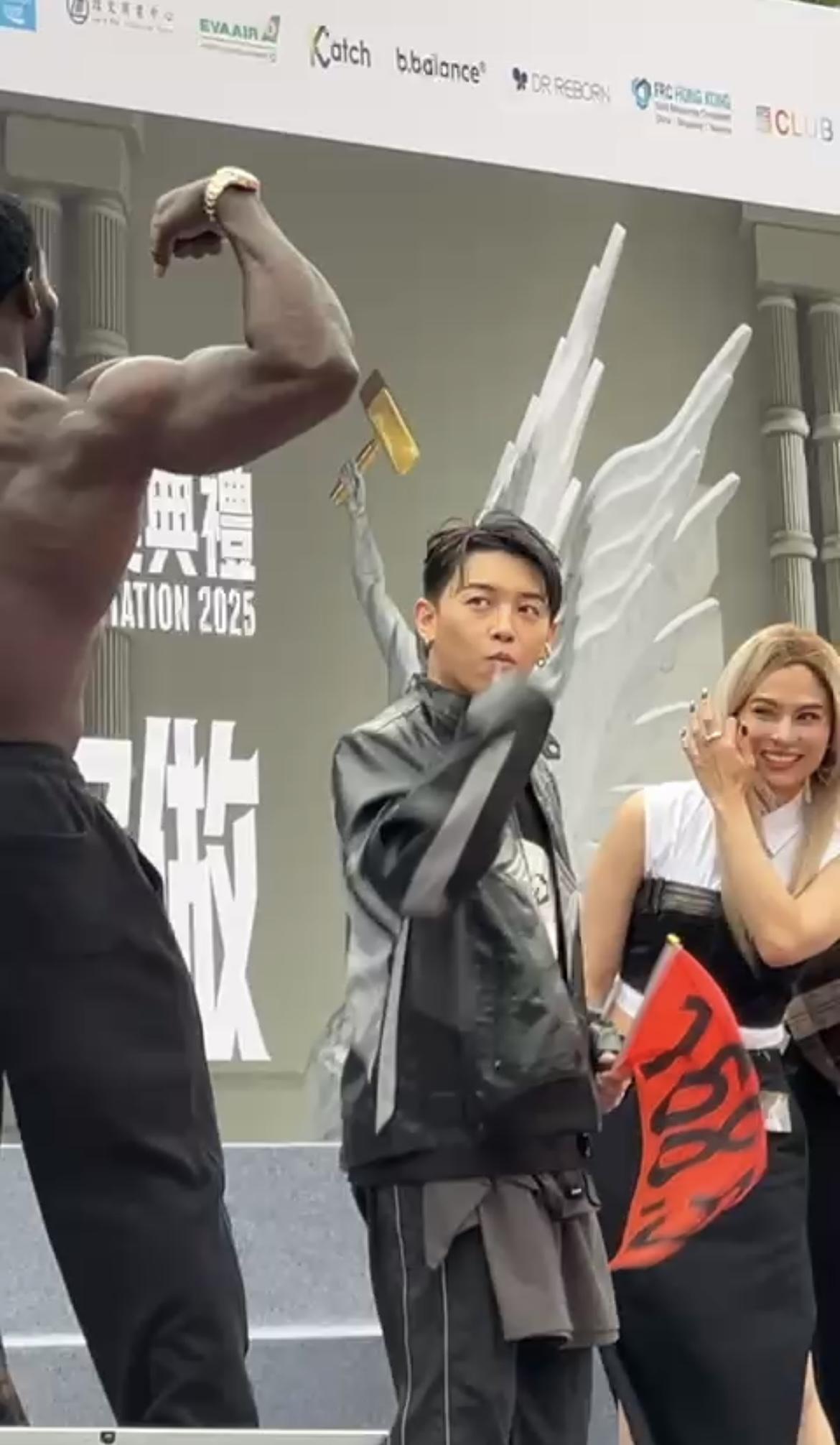 MC張天賦打量健美先生MC。