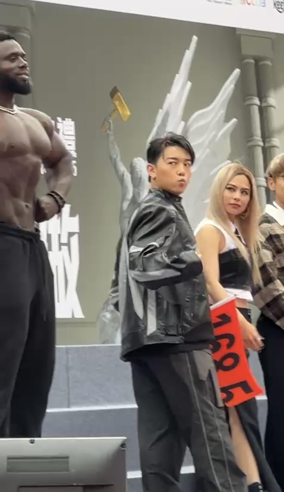 MC張天賦打量健美先生MC。