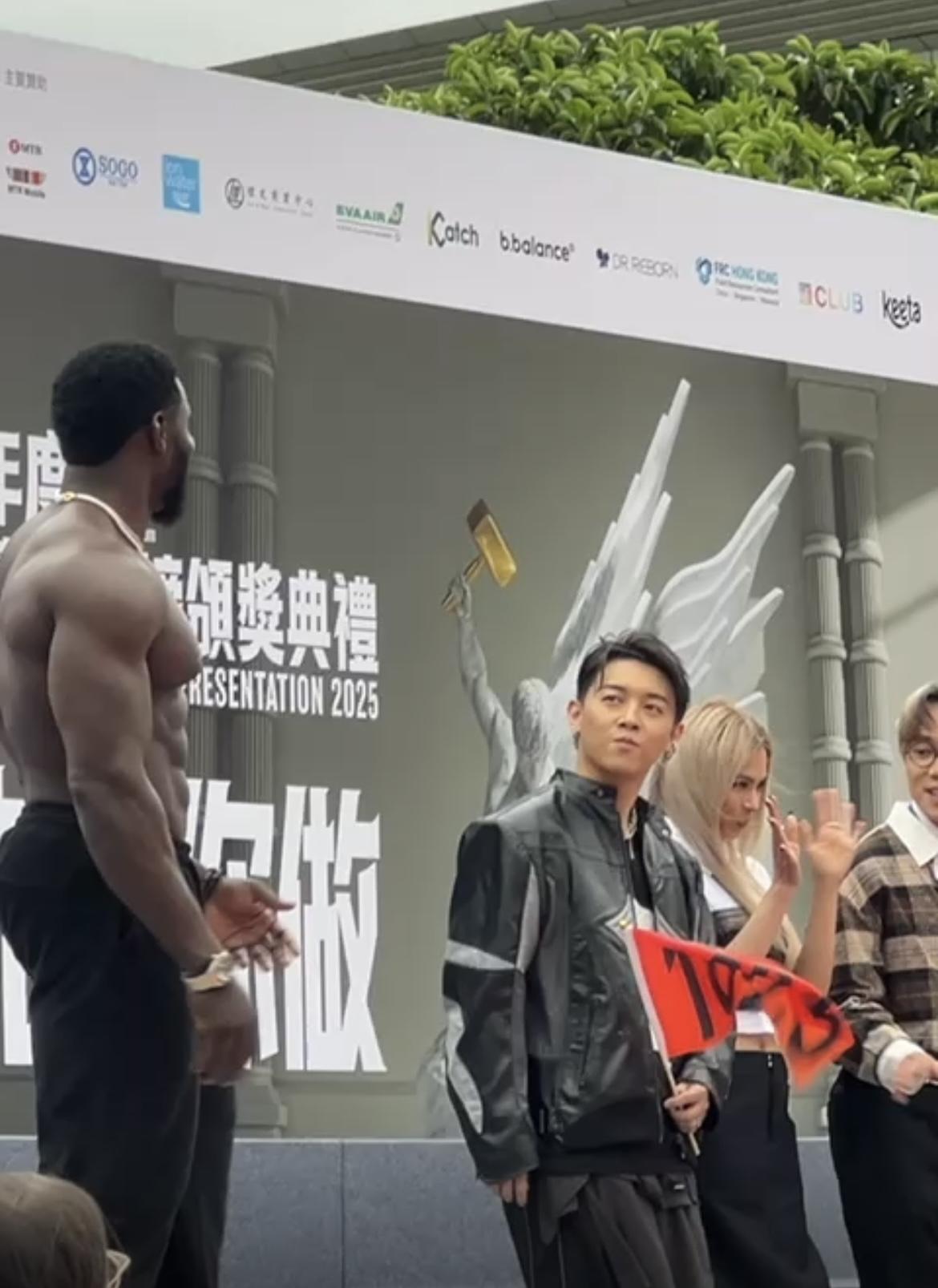 MC張天賦打量健美先生MC。