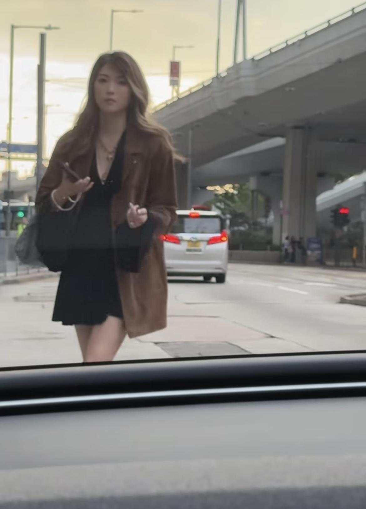 連詩雅在等車時被捕獲。