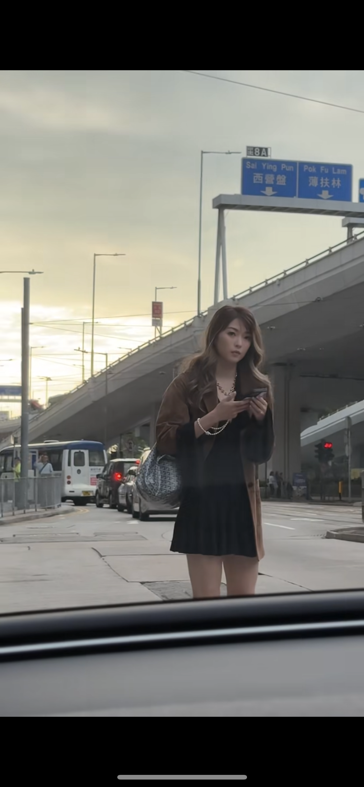 連詩雅在等車時被捕獲。