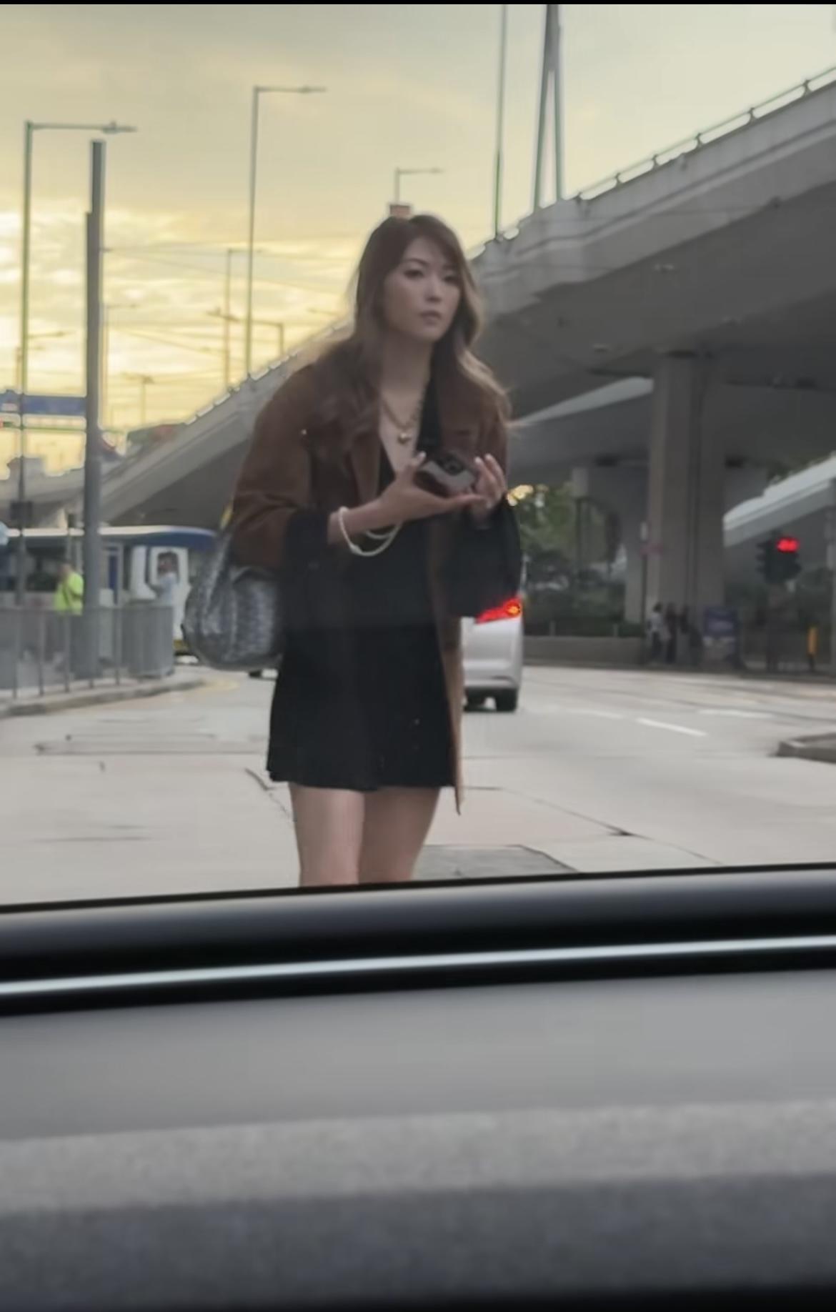 連詩雅在等車時被捕獲。