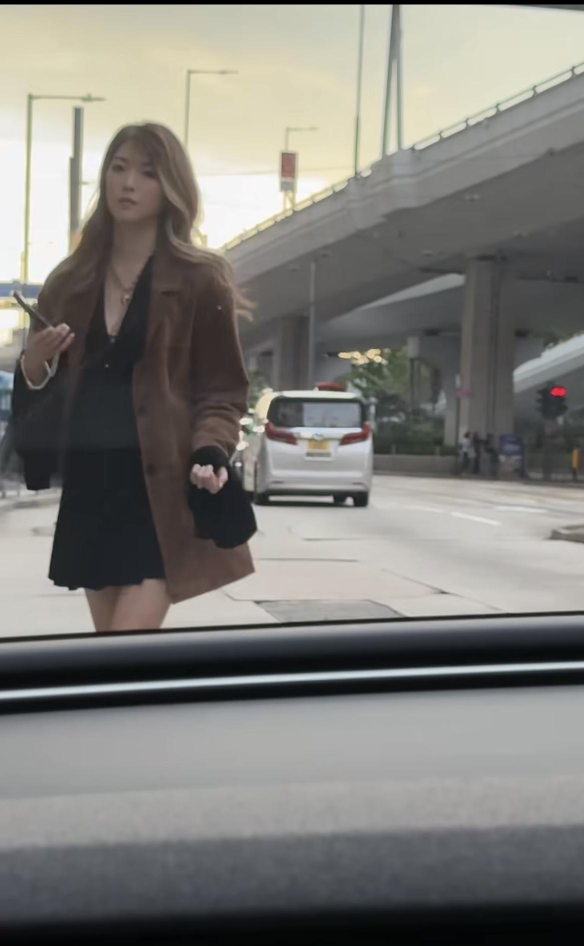 連詩雅在等車時被捕獲。