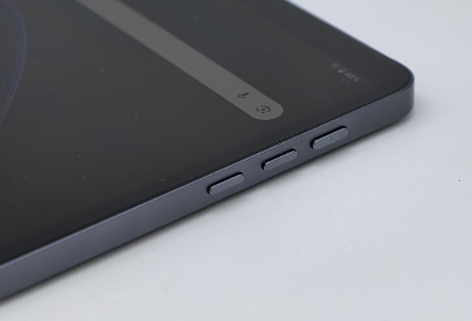 BNCF BPad Mini 迷你平板電腦機身右側設有音量鍵及整合電源鍵的指紋感應器。