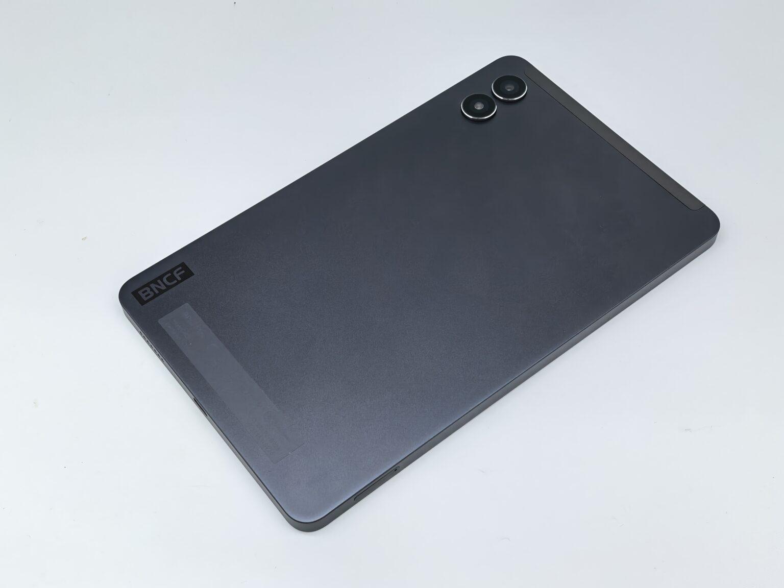 BNCF BPad Mini 迷你平板電腦用上傳統的平板外型設計,機背採用磨砂處理。