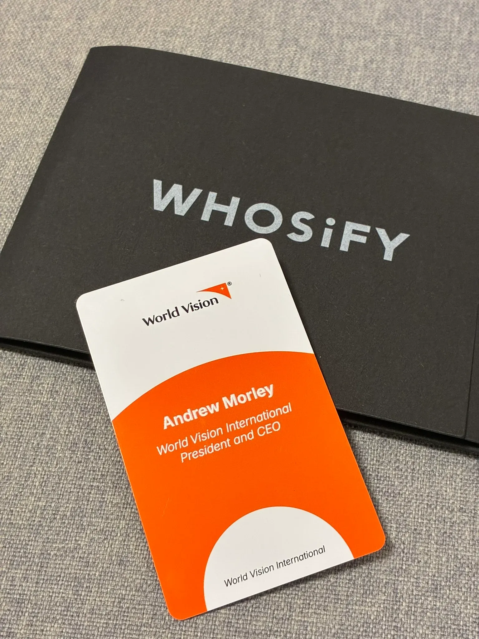 WHOSiFY團隊為全球總裁及首席執行官獻上專屬電子名片,並見證香港團隊採用電子名片。