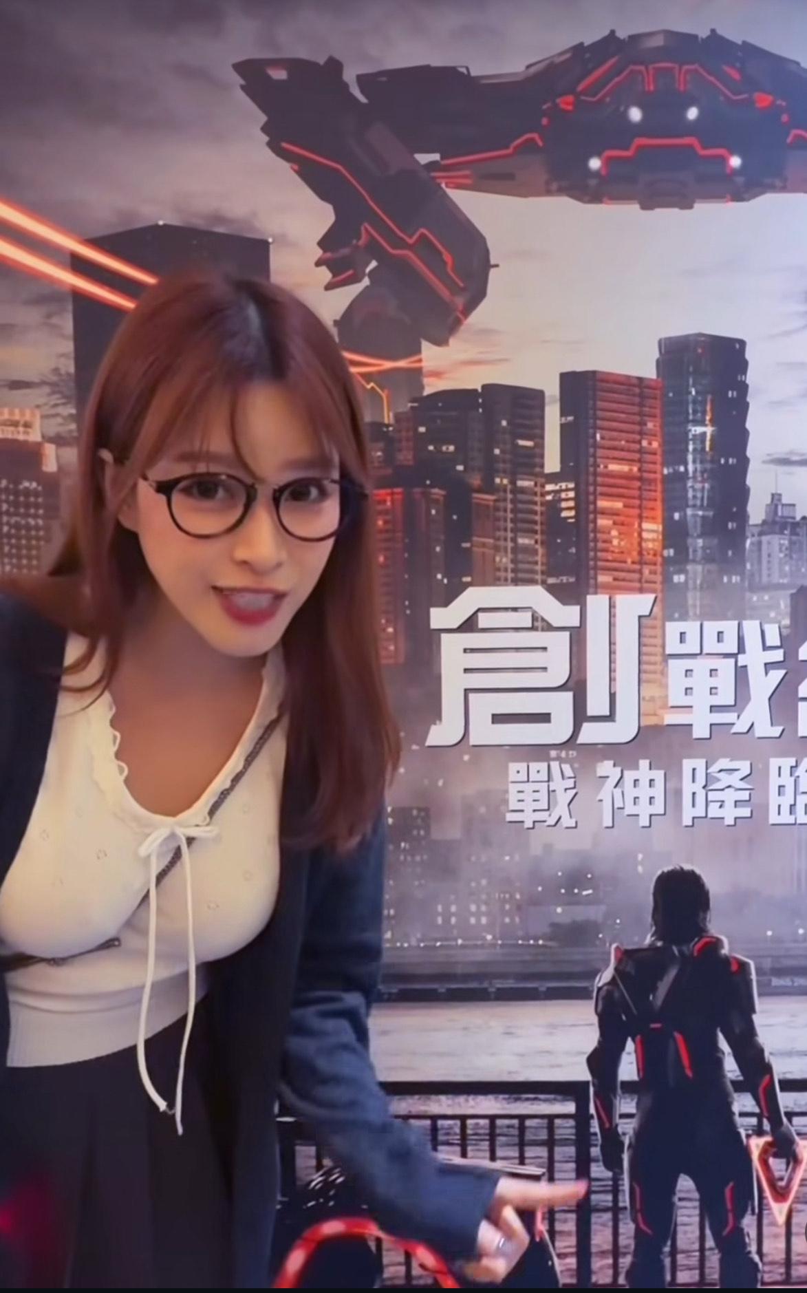 李蔓瑩穿緊身上衣現身戲院體驗4DX效果。