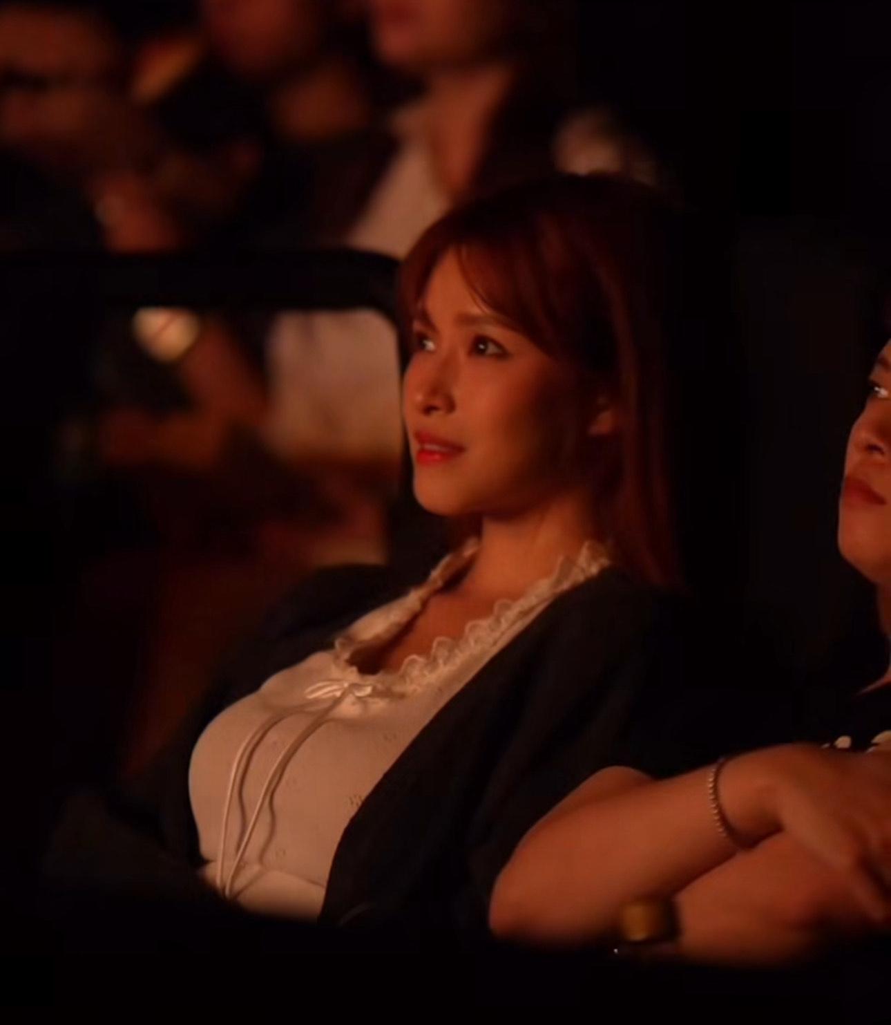 Renee坐上動態座椅體驗4DX效果,其澎湃上圍充滿動感。