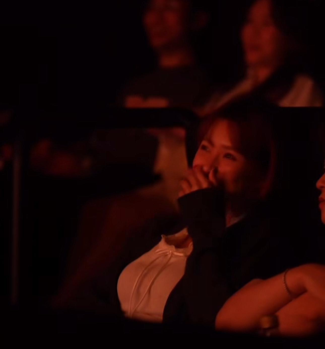 Renee坐上動態座椅體驗4DX效果,其澎湃上圍充滿動感。