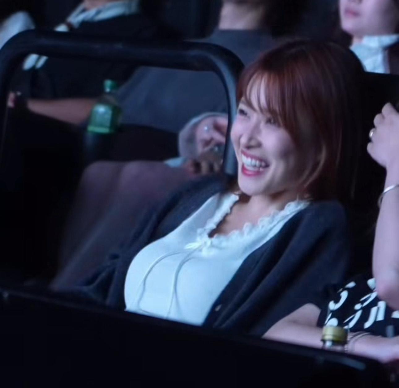 Renee坐上動態座椅體驗4DX效果,其澎湃上圍充滿動感。