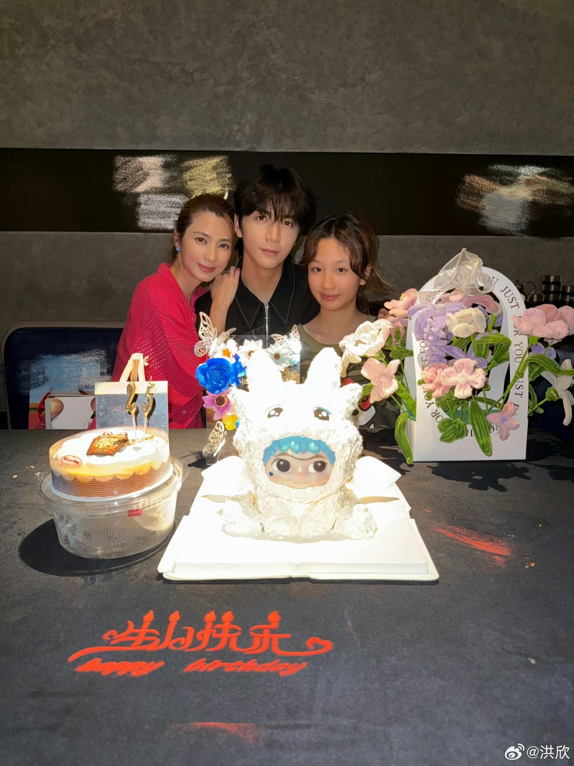 網民熱烈討論彤彤餅印樣似邊個。