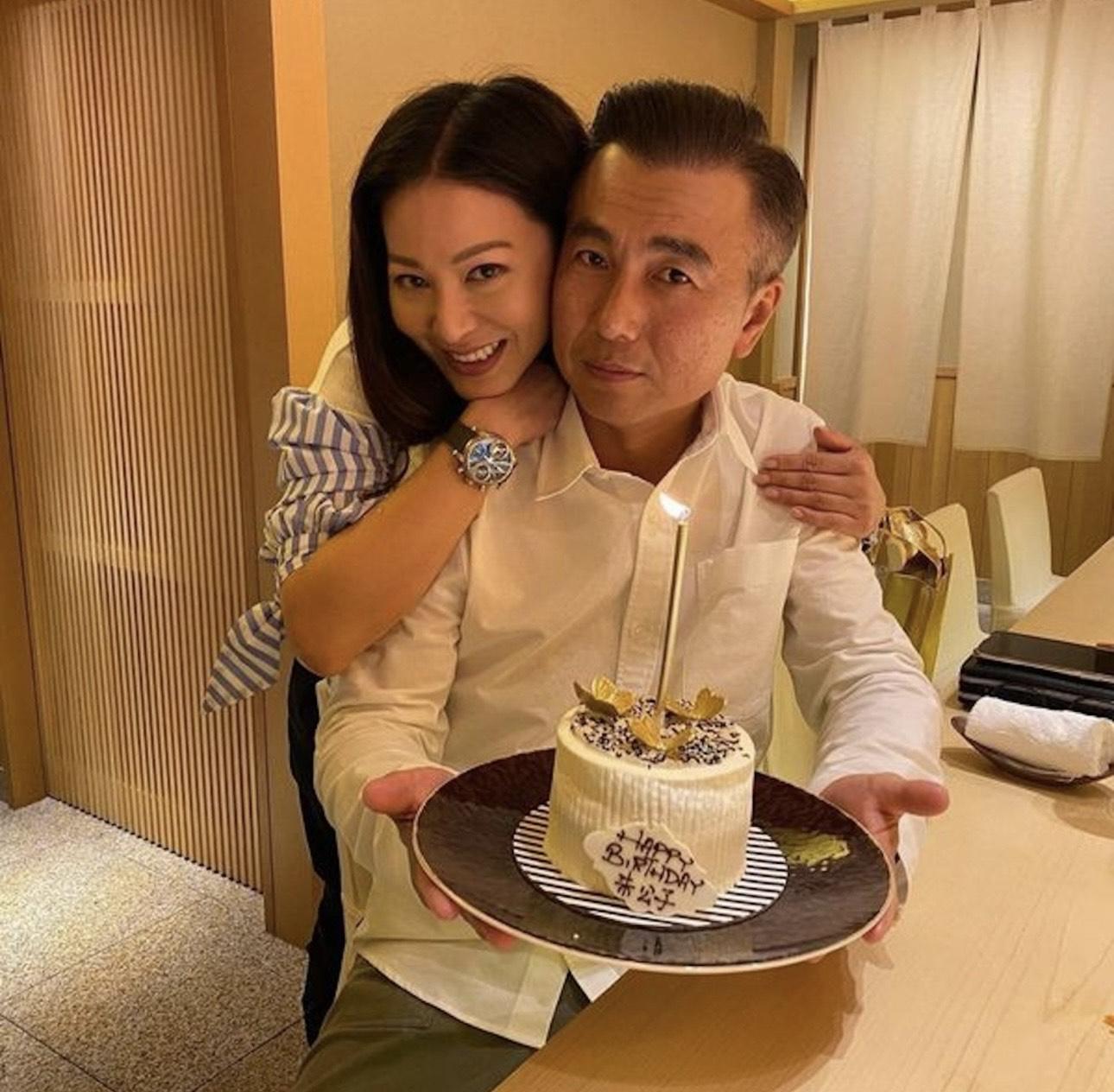 滕麗名2013年與圈外男友朱建崑結婚,二人多年來都十分恩愛。