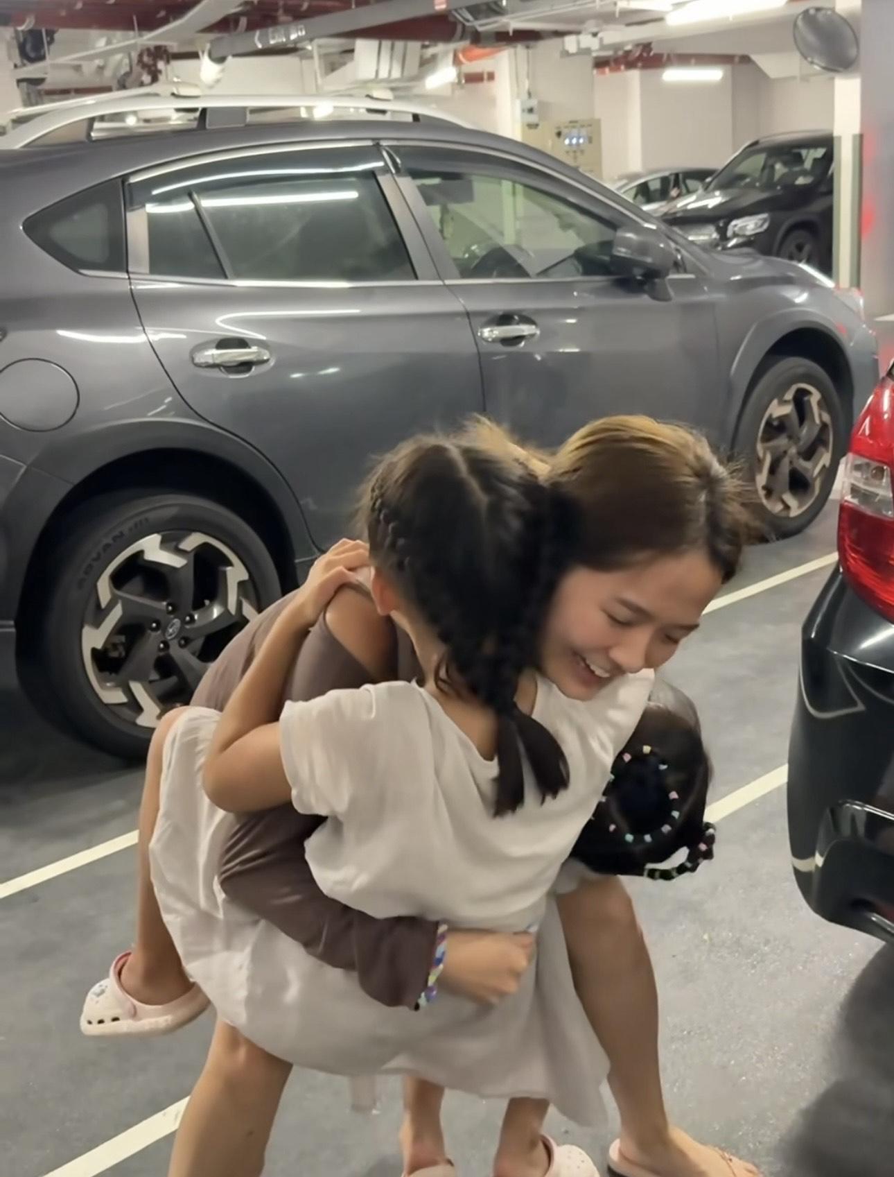 小朋友樹熊式攬實梁敏巧,感情極好。