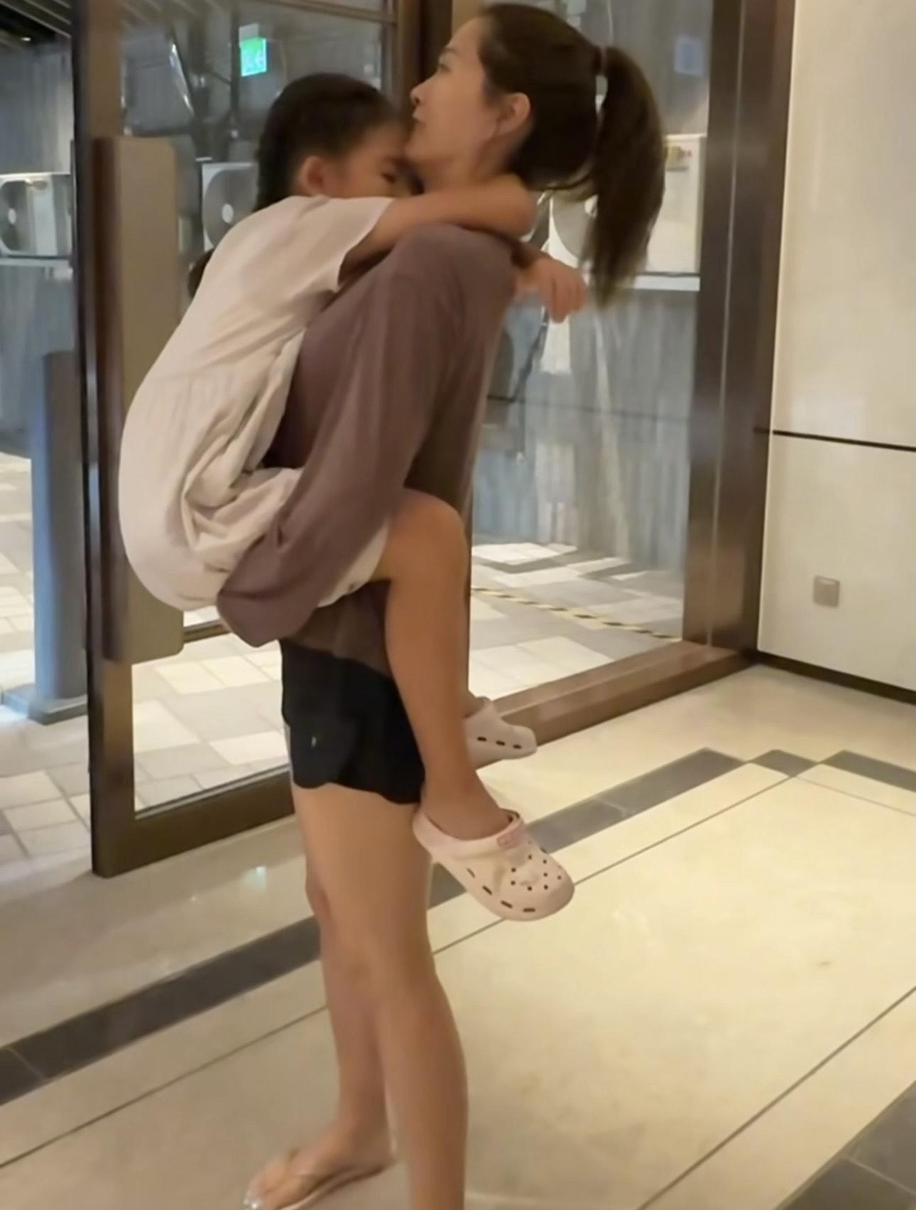 小朋友樹熊式攬實梁敏巧,感情極好。