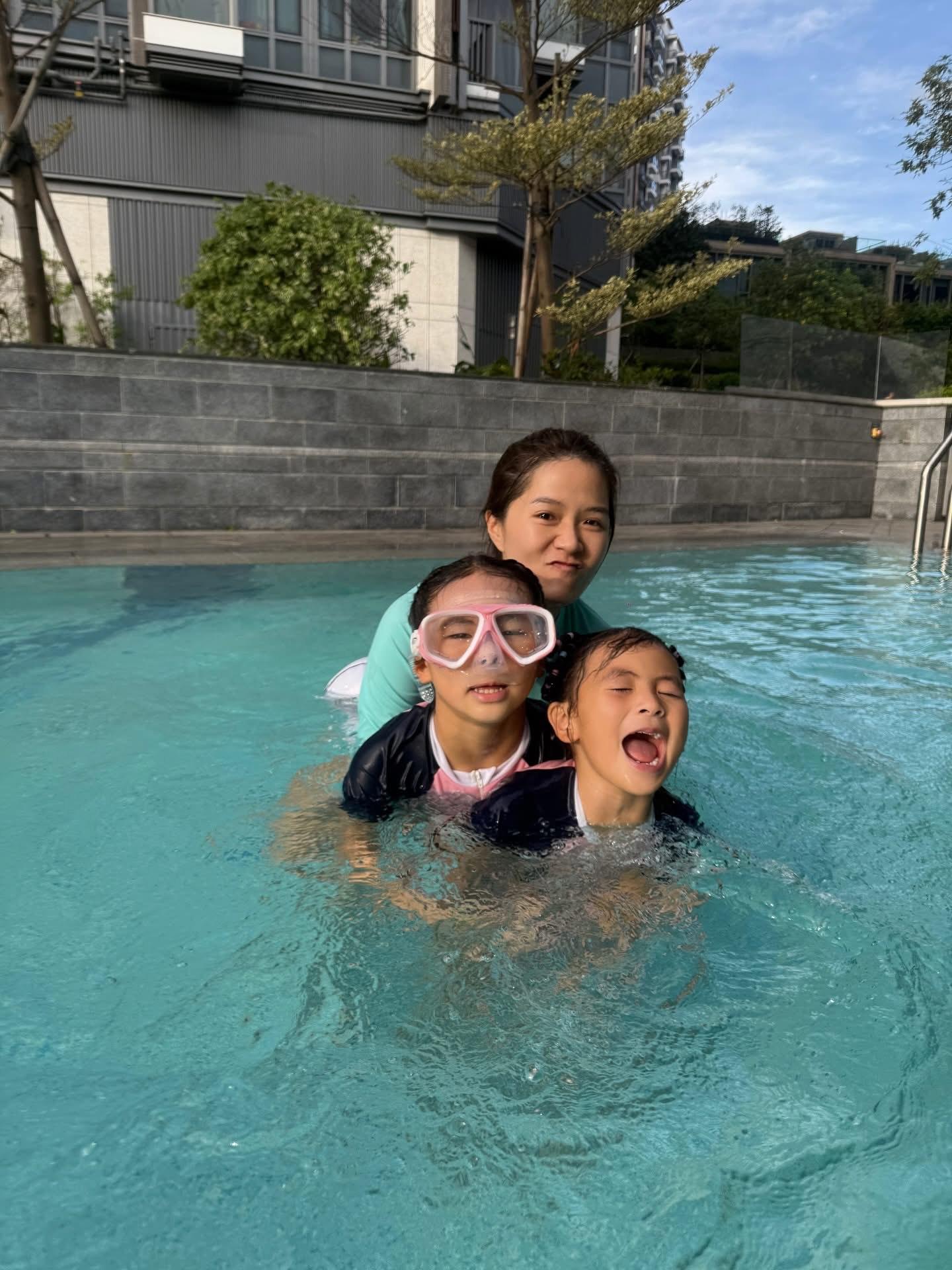 梁敏巧帶兩位小朋友一起去游水。