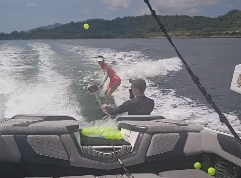 陳庭欣曬強勁平衡力邊Wakesurf 邊打Pickleball。